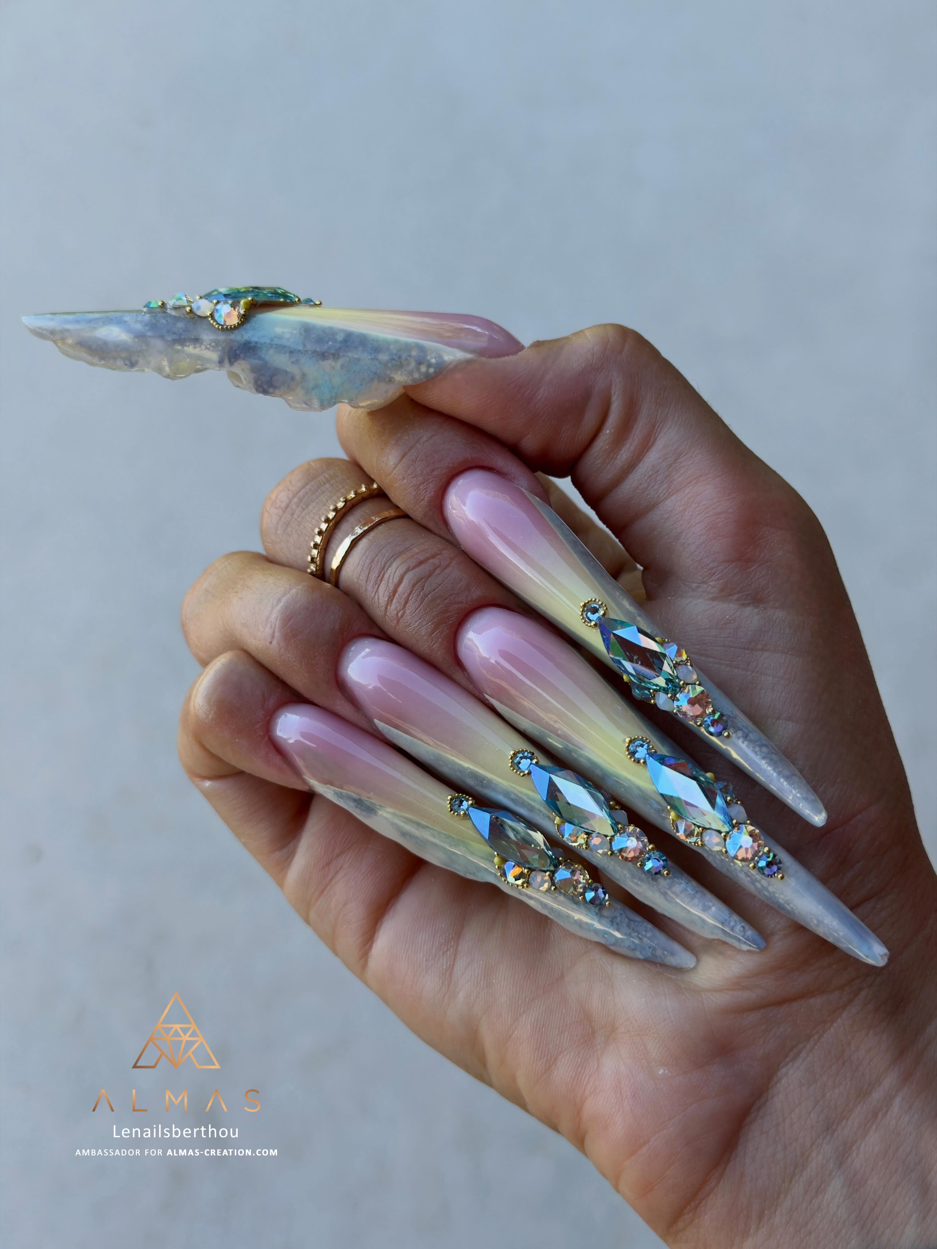 Et vous, que pensez-vous de ces butterflys déstructurés réalisés par notre ambassadrice Léna? 🦋
Envie de relever le défi et de reproduire son travail? Munissez-vous du builder Candy Pink, du polygel The Clear, des vernis Fizzy/Pastel Yellow/Moonstone, du pigment Stardust, des micro-billes Caviar Pastel Yellow/Gold (S&M), des strass 1 et de la finition Crystal Shine! 😮💨
#butterflynail #nailsbutterfly #artisticnaildesign #frenchnail #summernail