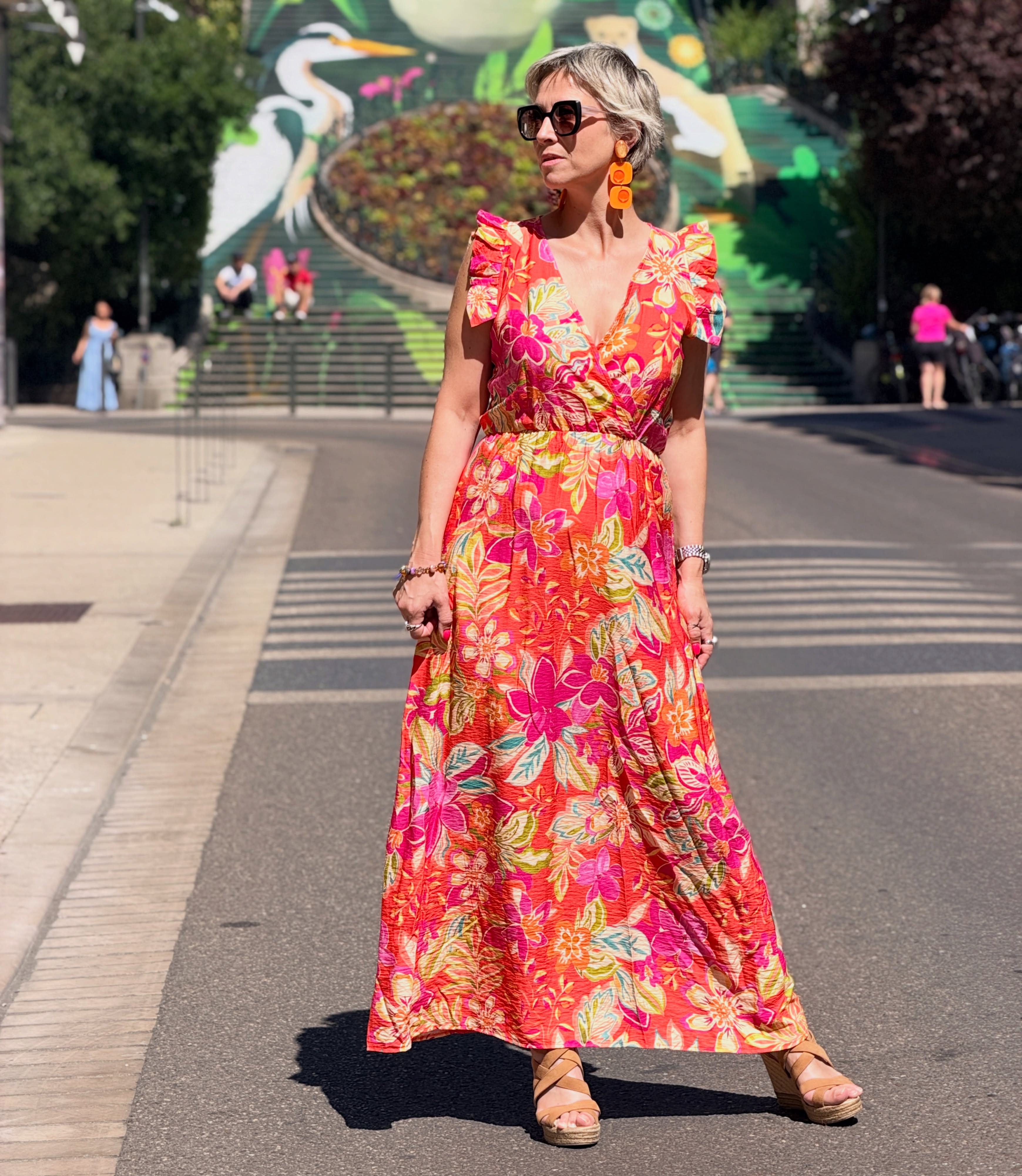 Connais-tu la reine des robes de l’amour ? 👑✨
Celle qui arrive à faire battre ton cœur… peu importe l’imprimé ? 😍
Je te présente Miki ❤️
Et si elle fait partie de mes chouchous de l’été, ce n’est pas uniquement pour ses imprimés de l’amour (même si bon… on ne va pas se mentir 🤭).
C’est surtout pour sa coupe magique ✨
🌸 Un buste cache-cœur qui dessine le haut de la silhouette
🌸 Une taille haute qui allonge les jambes
🌸 Des petits froufrous sur les épaules pour structurer (oui oui… encore eux 😜)
🌸 Une longueur bohème qui accompagne le mouvement
Et petit bonus pour ma team petites pépites plus petites 👉 c’est une des rares robes longues qui accepte quelques centimètres en moins sans perdre toute sa personnalité ✂️😍
Sandales, baskets ou compensées… elle change d’humeur avec toi.
Un jour bohème 🌾
Un jour plus chic ✨
Mais toujours avec ce petit truc en plus.
Bref… Miki, je crois que tu as une place particulière dans mon cœur cet été ❤️
Et toi… tu as déjà trouvé LA robe qui te fait cet effet-là ? 🥰
#comtessedeblois #robelongue #imprimedelamour #conseilmode #oserlescouleurs