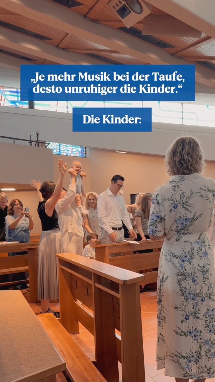 ⚠️ Warnung: Dieses Video könnte deine Einstellung zu Live-Gesang bei Taufen verändern.
Eine Sorge begegnet mir als Taufsängerin immer wieder: „Wird die Taufe mit Live-Gesang nicht zu lang für die Kinder?“
Meine Erfahrung?
Kinder werden nicht wegen der Musik unruhig.
Sie werden unruhig, wenn sie nicht abgeholt werden.
Wenn die Taufgesellschaft mitsingt, klatscht, lacht und mitmacht, entsteht etwas, das keine kürzere Taufe ersetzen kann: echte Beteiligung.
Genau deshalb ist es mir so wichtig, dass Musik bei „meinen“ Taufen nicht zum Lückenfüller wird. Sondern zum Erlebnis 🤍
#taufe #taufsängerin #hochzeitssängerin #gottesliebeistsowunderbar #taufkind