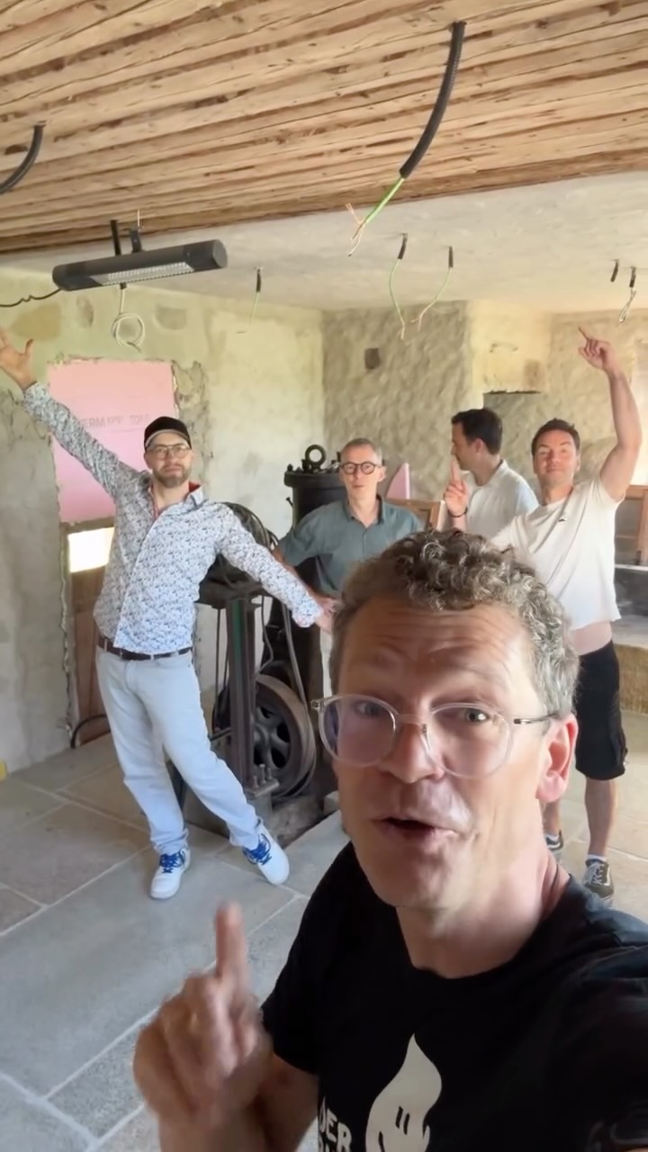 🤩 Wie 🤩 grandios 🤩 ist 🤩 das 🤩 eigentlich? Triple-Grandios 💗!
1️⃣ @drummerunner hat ein Lied für den Bucketlist Schmied und seinen Museumsgedanken geschrieben: „Dieser Song beginnt am Ende, ich betrachte Bilderwände … 🎶“ – grandios!
2️⃣ @maybebopofficial hat den Notenbildern ein fulminantes Leben eingehaucht – grandios!
3️⃣ @mmshellmonsoedt hat dieses Werk mit 80 Schüler:innen und @maybebopofficial ins @hotel.guglwald gebracht und zwei wunderschöne Konzerte für Ohren, Herz und Seele auf die Bühne gezaubert – grandios!
Danke 🙏 Grandios!
#maybebop #bucketlist #guglwald #bucketlistschmied #stimmgewalt