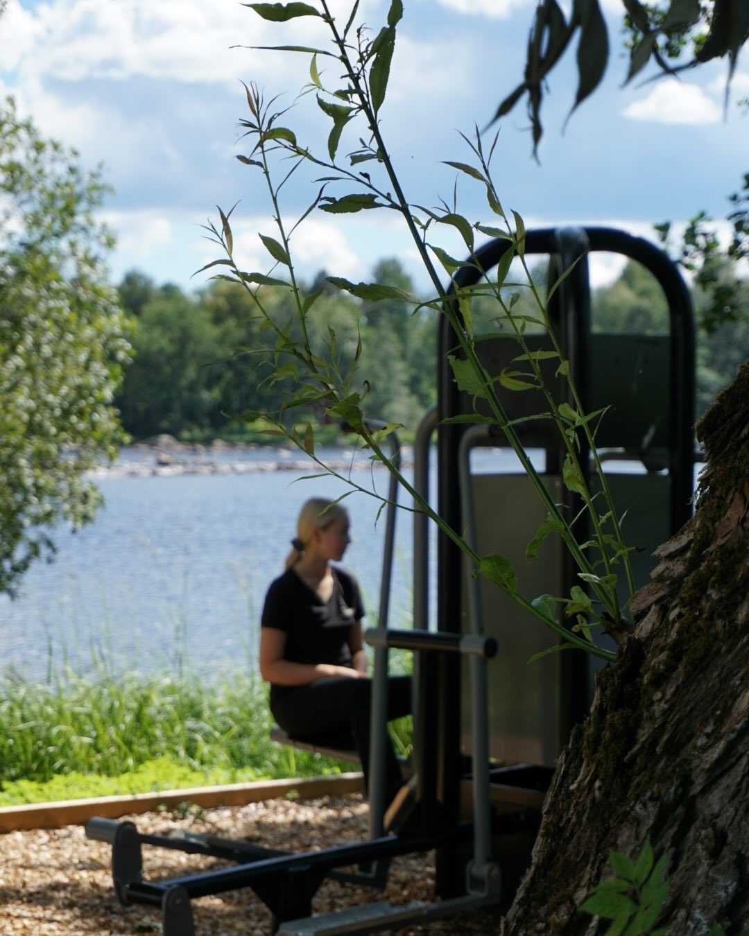 En morgonpromenad, ett träningspass i utegymmet och sedan en god frukost på herrgården. Det låter väl som en riktigt bra start på dagen?🙌🏻
Vårt utegym ligger med utsikt över vackra Dalälven och är öppet för alla gäster som vill kombinera sin vistelse med rörelse, frisk luft och härliga naturupplevelser.