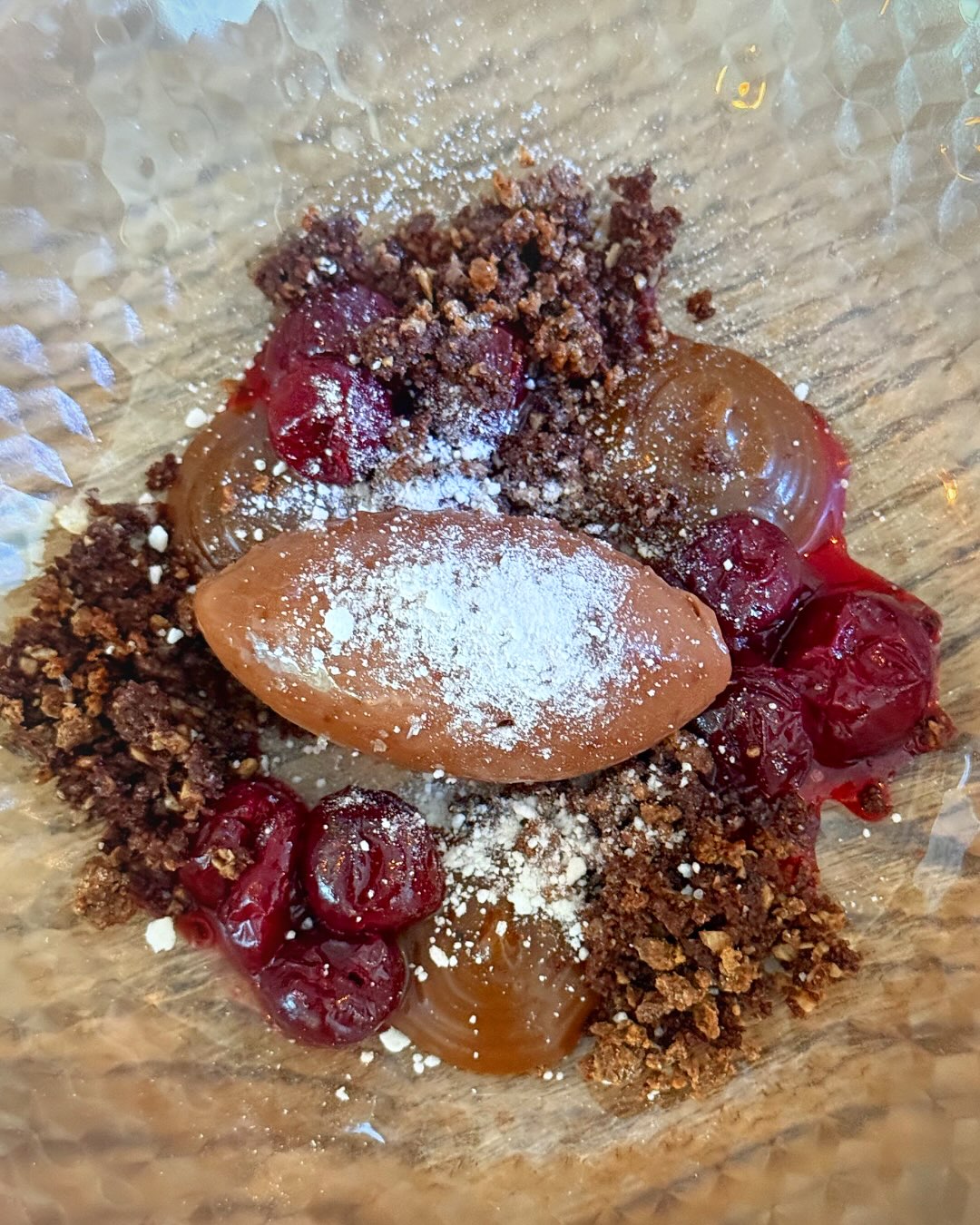 Sött, somrigt och riktigt gott! 🍓
Vad sägs om jordgubbar med vaniljglass, mandelgranola och kolasås? Eller vår mjölkchoklad cremoux med chokladcrumble, inkokta körsbär och misotoffee?
Finns på dessertmenyn just nu. Vi lovar, båda är värda att testa!