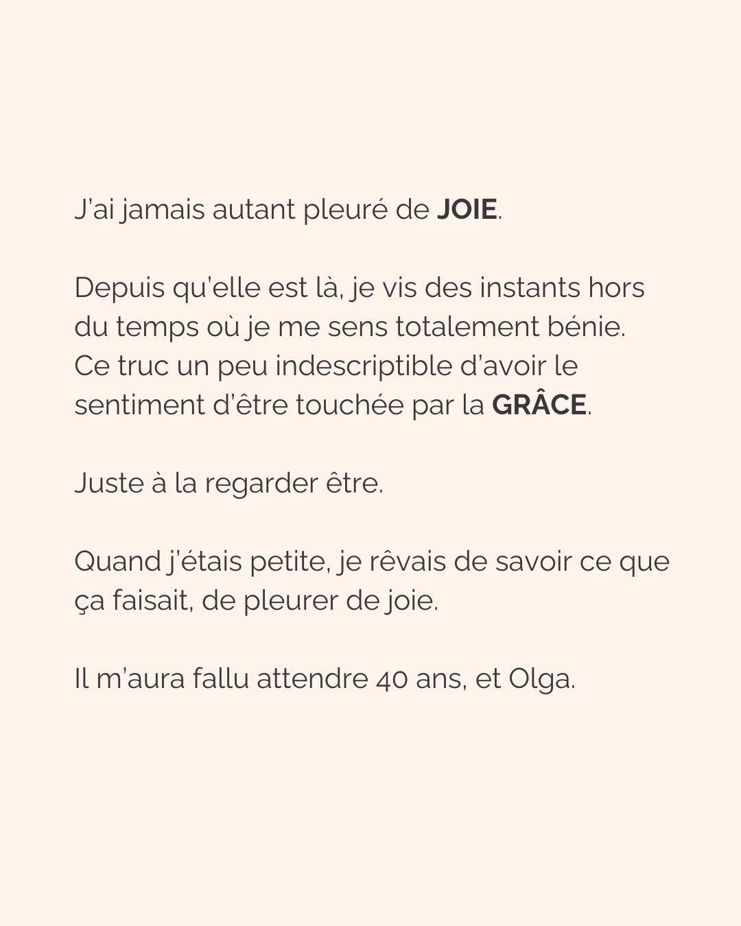 Ça m’arrive trop souvent d’entendre des parents me dire qu’ils ne pleurent JAMAIS devant leurs enfants, que ça se fait pas, qu’il ne faut pas. Je comprends parfaitement d’où ça vient, et c’est complètement légitime comme raisonnement et manière de faire.
MAIS…
Un truc que je veux dire à tous les parents et futurs parents.
Les enfants n’ont pas besoin de parents parfaits qui ne ressentent jamais rien. Ils ont besoin d’apprendre qu’il n’y a aucune honte à ressentir une émotion, même si elle est forte, même si elle est inconfortable.
Ce qui ne veut pas dire non plus qu’il faut tout déverser sans filtre sur eux.
Mais un enfant qui voit son parent pleurer, puis se relever, et expliquer calmement ce qui s’est passé, apprend quelque chose qu’aucun discours ne lui apprendra jamais.
On sait bien que les enfants n’écoutent pas ce qu’on dit, mais font ce qu’on fait.
Alors ok, si t’avais plus ou moins 13 ans comme moi le 12 juillet 98 (big up à ma story), on a souvent grandi avec une petite omerta sur les émotions, on va pas se mentir.
Mais on n’est pas obligés de reproduire ça.
Se cacher pour vivre nos émotions, c’est transmettre à nos enfants qu’il faut avoir honte de ce qu’on ressent et ne surtout pas le montrer.
Ce que je fais avec Olga depuis toujours, c’est de lui dire les choses simplement. « Tout à l’heure, maman était très fatiguée et elle a craqué, elle a eu besoin de pleurer. Ça n’a rien à voir avec toi, c’est pas de ta faute, c’est juste un besoin que j’avais de vivre ma tristesse/mon désespoir/ma colère etc. ».
Et c’est pas parfait. Ni le discours, ni les émotions que je traverse quand elle est là. C’est vraiment pas parfait. Mais je garde toujours en tête cette expression du pédiatre Winnicott qui parlait de « parent suffisamment bon », et ça m’aide.
#parentalité #attachement #gestiondesemotions#emotion