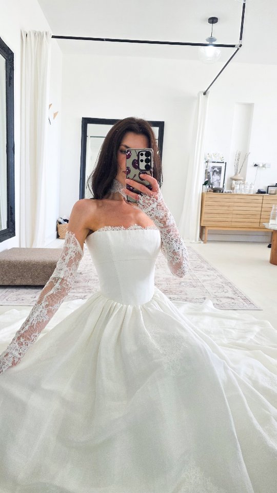 She's here... and she's even more beautiful in person.
Introducing Adeline by MWL, freshly arrived in the boutique. Styled with delicate lace sleeves and a romantic lace choker, she's the perfect blend of modern elegance and timeless bridal fashion.
For the bride who wants to feel effortlessly beautiful from every angle 🤍
Ready to meet Adeline for yourself? Book your appointment and fall in love.
📞01724 645 058
📱WWW.ELIZABETHKATEBRIDAL.CO.UK
📧 HELLO@ELIZABETHKATEBRIDAL.CO.UK
📍128 High Street Crowle DN17 4DR
#MWLBride #MWLAdeline #WeddingDressInspo #ModernBride #BridalFashion WeddingDressShopping BrideToBe BridalStyle LaceWeddingDress WeddingInspiration UKBride BridalBoutique SayYesToTheDress LuxuryBride BridalTrend