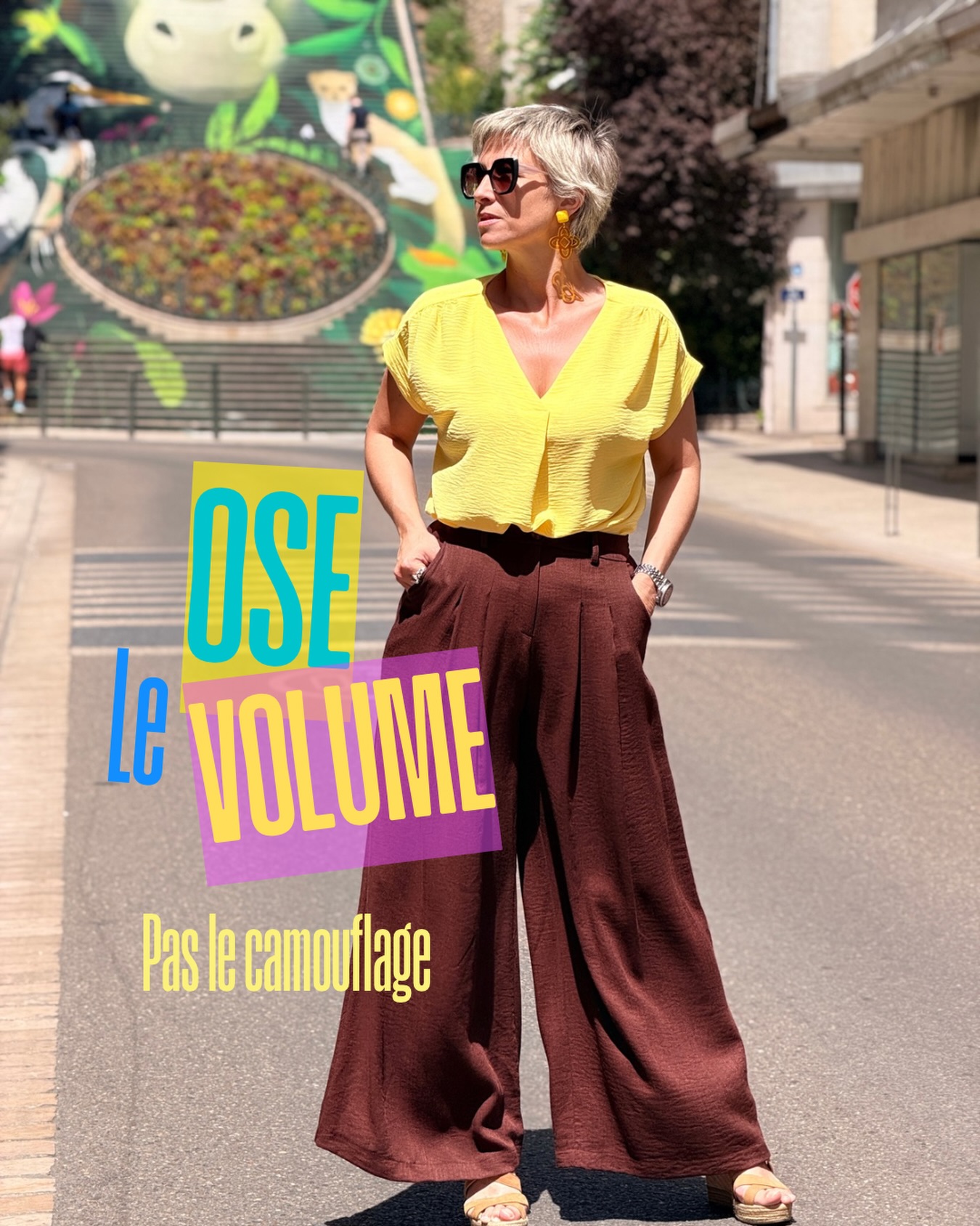Le pantalon large… celui qui fait peur 😱
“Ça va me tasser…”
“Ça va rajouter du volume…”
“C’est fait uniquement pour les grandes…”
Et si je te disais que tout dépendait surtout de la coupe ? 😉
Voici le nouveau coloris de notre pantalon Bangkok : une nuance cacao 🤎 associée à un jaune lumineux ✨
Un duo inattendu comme je les aime : du caractère sans en faire trop.
Pourquoi on aime tant Bangkok ?
🤎 Sa taille haute qui vient allonger la silhouette
🤎 Ses plis qui apportent du mouvement sans mouler
🤎 Sa jambe fluide qui accompagne le corps au lieu de le cacher
🤎 Son tombé chic mais tellement confortable
La petite astuce morpho : avec un pantalon ample, on pense équilibre ✨
Un haut plus dégagé, une taille marquée ou semi-rentrée… et magie, la silhouette respire.
Parce que le style ce n’est pas rentrer dans un pantalon…
c’est trouver celui qui accompagne ta personnalité 😍
Alors team pantalon large ou toujours pas convaincue ? 😜
#comtessedeblois #coachenimage #morphologie #fabricationfrançaise🇨🇵 #oserlacouleur