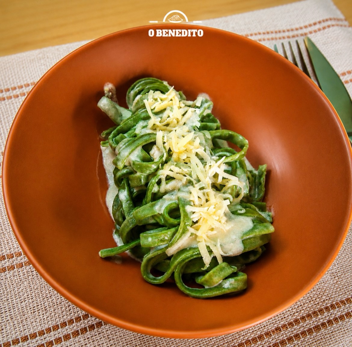 Nosso Talharim Spinaci é uma das opções de massa seca do cardápio e recebe o tingimento natural de espinafre, um ingrediente clássico da culinária italiana, muito utilizado para trazer cor, frescor e um sabor delicado à massa.
O resultado é um talharim com notas suaves e herbais, textura envolvente e aquele toque artesanal que faz toda a diferença.
Por aqui, ele está disponível em porções de 250g e a nossa sugestão para o fim de semana é combiná-lo com o molho de queijo minas. O contraste entre a leveza do espinafre e a cremosidade marcante do queijo cria uma combinação equilibrada e muito saborosa.
Estamos te esperando em nossa loja, ou se preferir, faça seu pedido e leve essa experiência para casa.