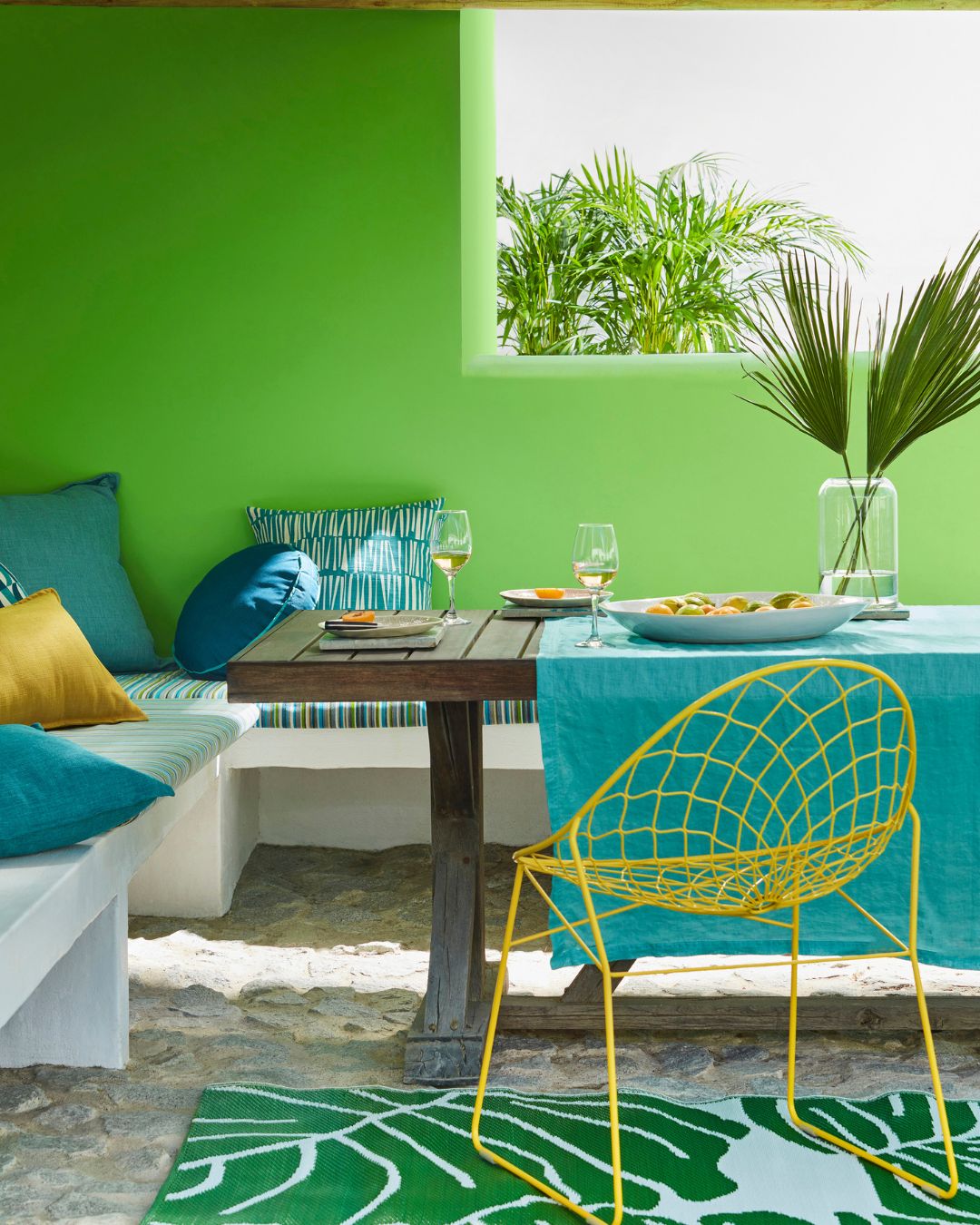 Sommer-Refresh 🌞🍃
Ein neuer Anstrich, ein neues Sommergefühl: Mit der passenden Außenfarbe verwandelst du Gartenmöbel, Bänke oder Balkonstücke in echte Highlights.
Wand: Phthalo Green™ 199 in Intelligent Masonry Paint
Bank: Slaked Lime™ 105 in Intelligent Exterior Eggshell