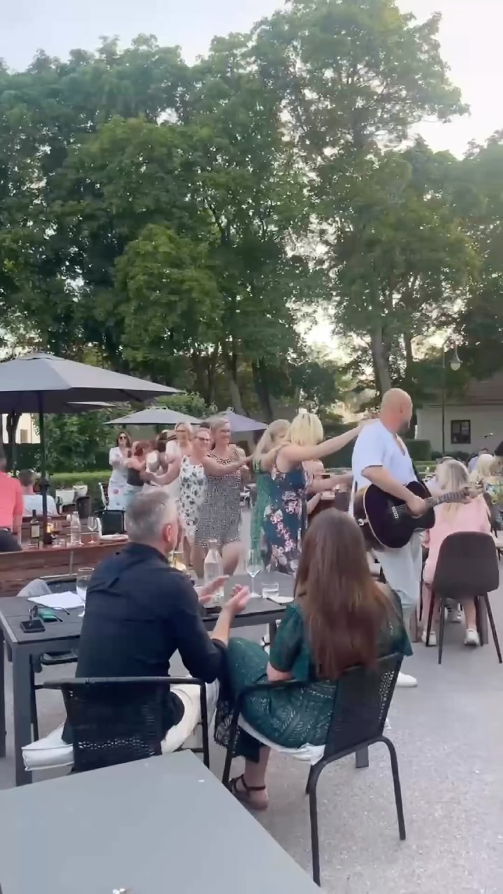 Såhär härligt var det under den senaste trubadurkvällen när Mattias Lager bjöd på stämningsfull musik! 🎶
Missa inte kommande tillfällen - den 18 juli, med Willy Landstedt och 1 augusti med Clas Lundqvist.
Samla vänner och njut av god mat och dryck på uteserveringen. Varmt välkomna! ✨