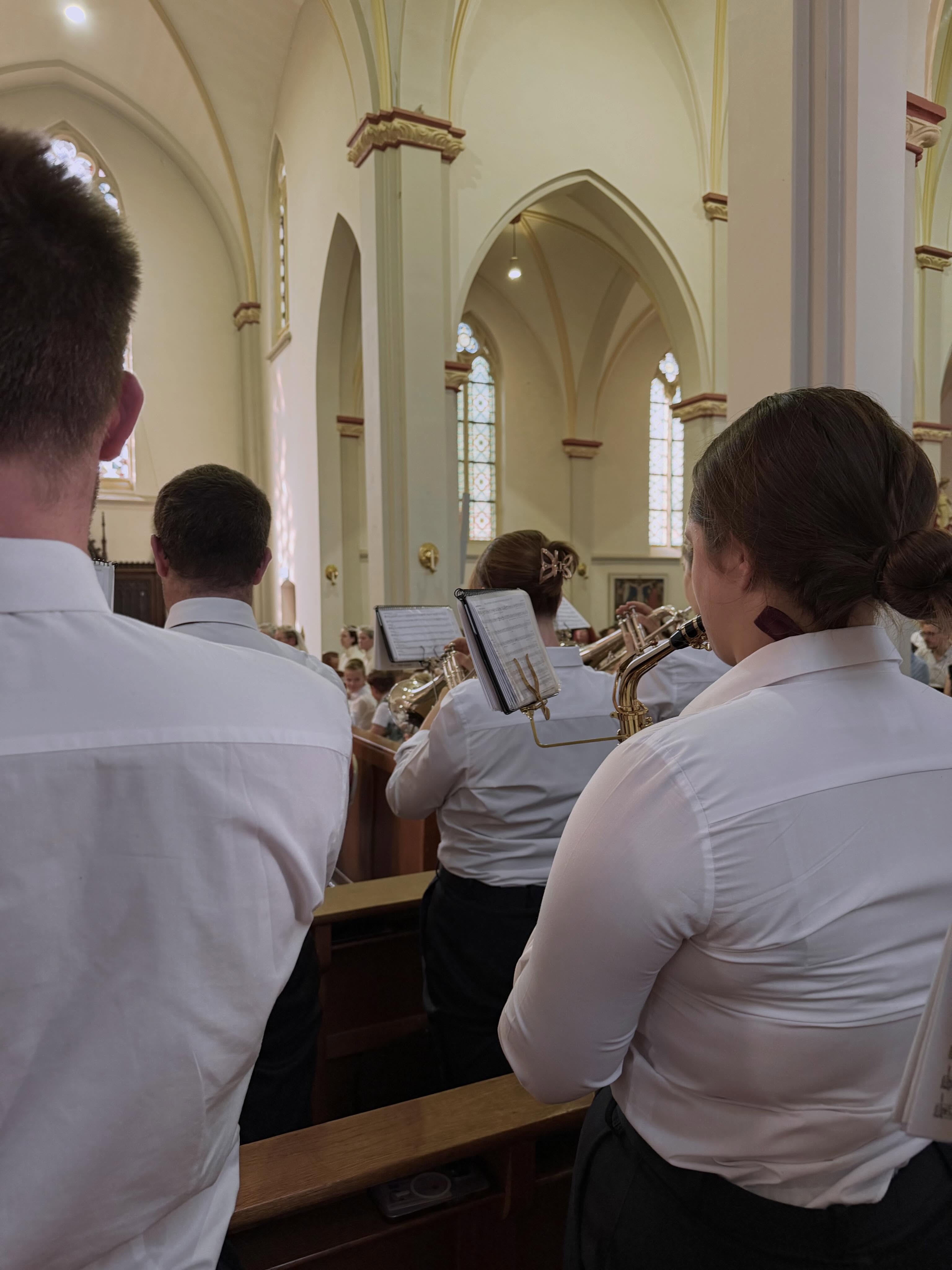 Op deze warme ochtend luisterden wij de processie op. Dit jaar niet buiten op straat (🥵) maar ín de kerk. Een decennia lange traditie die door weer en wind geëerd moet worden. Mooi om te zien! 🎶