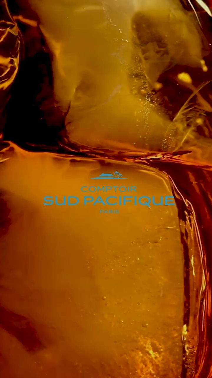🔥 Caldo, avvolgente, irresistibilmente magnetico…
Lasciati conquistare da Rhum & Tabac di Comptoir Sud Pacifique, una fragranza che evoca atmosfere esotiche e tramonti dorati.
🥃 Il calore del rum si intreccia con la profondità del tabacco e note dolci e speziate, creando un profumo intenso e seducente.
✨ Audace, sensuale, sofisticato
🌴 Un viaggio olfattivo tra eleganza e libertà
📍 Disponibile presso Profumeria Lorenzi – Milano
🛍️ Acquistalo anche online su www.profumerialorenzi.it
🚚 Spedizione gratuita sopra i 100€
💫 Scopri il fascino autentico della profumeria di nicchia.
#ComptoirSudPacifique #RhumETabac #ProfumeriaArtistica #NichePerfume #LuxuryFragrance #ProfumeriaLorenzi #MilanoLuxury #FragranzeDiNicchia #PerfumeAddict #ScentOfTheDay