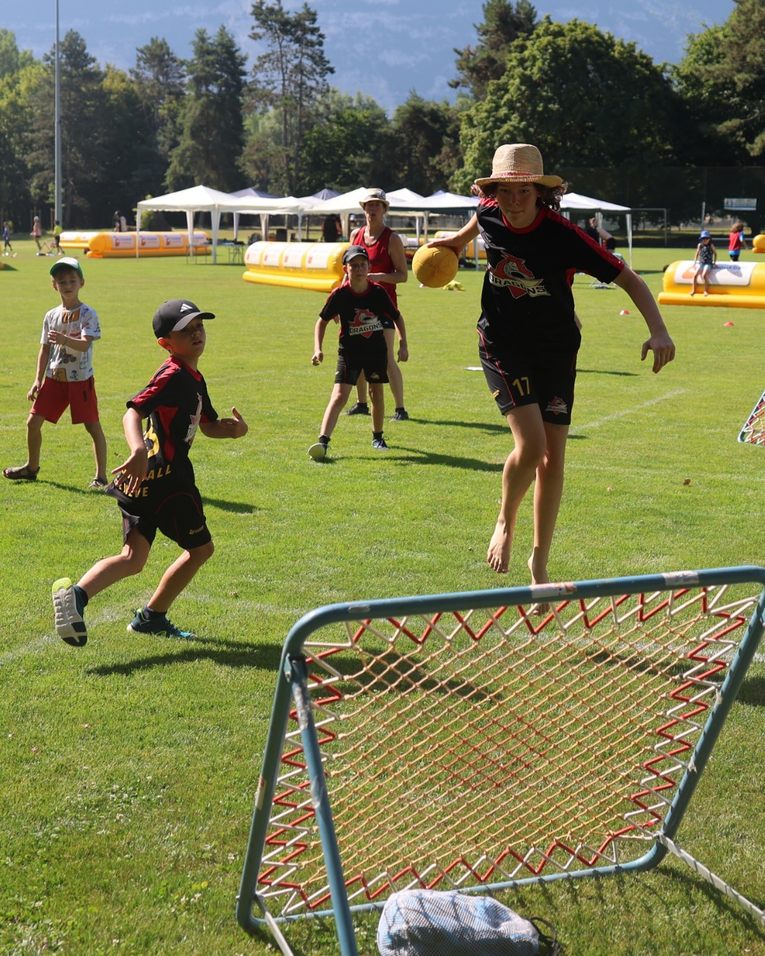 Quelle journée hier a Vessy !
Le tournoi de Mini-Tchouk a réuni jeunes joueuses et familles dans une ambiance estivale et conviviale !
Un grand merci à tous les participants, bénévoles et encadrants qui ont rendu cette journée possible 😍
#minitchouk #tchoukball #geneva #tchoukballgeneve #vessy