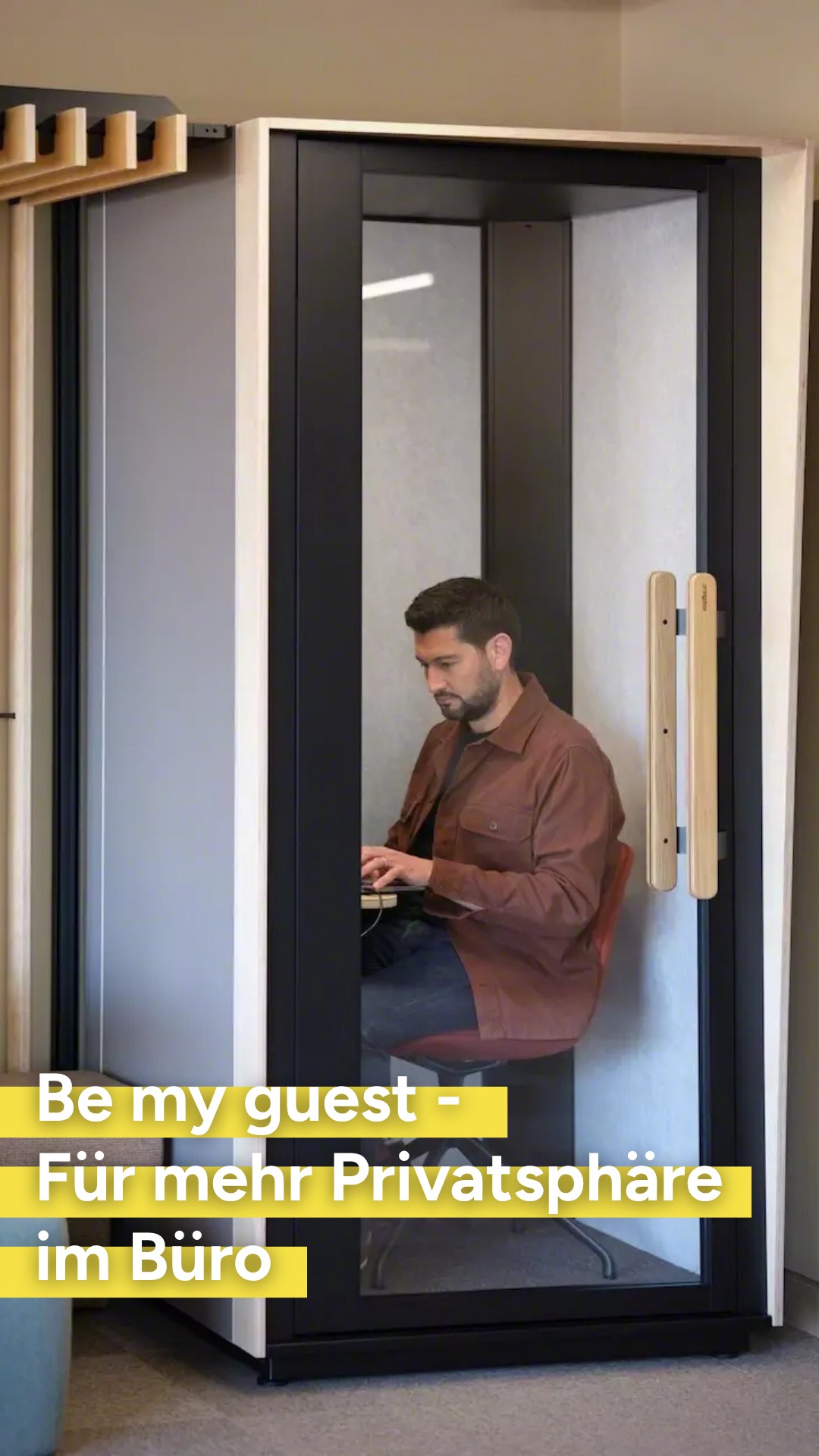 Die Be my guest Telefonboxen gehören zu den Produkten, die wir selbst sehr gerne nutzen. ☎️
Gerade in offenen Arbeitsbereichen machen sie einen echten Unterschied. Ob kurzer Videocall, vertrauliches Telefonat oder ein paar Minuten konzentriertes Arbeiten ohne Ablenkung – die Boxen schaffen genau den Rückzugsort, der im Büroalltag oft fehlt.
Genau deshalb sind die Be my guest Telefonboxen unser Produkt-Highlight im Juni.
#WorldOfOffice #BeMyGuest #Telefonbox #OfficeDesign #Arbeitswelten #WorkplaceDesign #NewWork #Raumakustik #Büroeinrichtung #ProduktHighlight #ModerneArbeitswelt #FokusImBüro