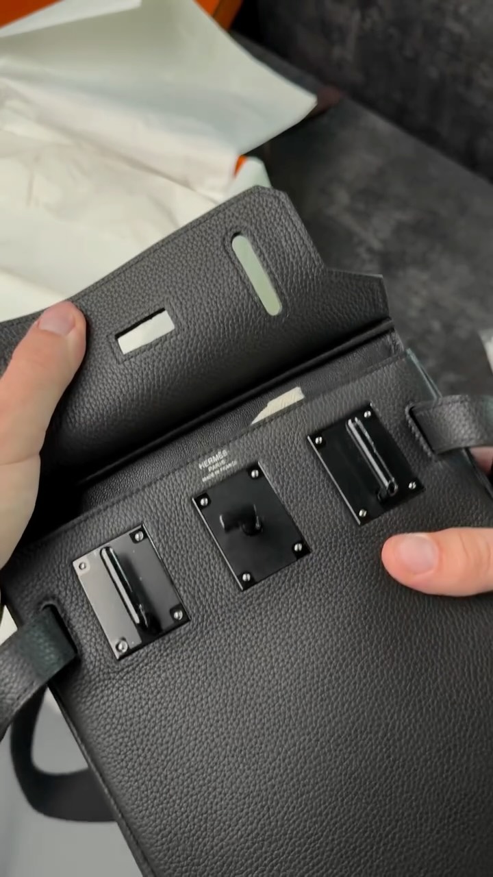 Togo calfskin noir.
Лаконічна архітектура форми: зерниста Togo-шкіра, глибокий noir та бездоганна ручна робота, що говорить сама за себе.
В наявності.
Київ, вул. Маккейна 26
https://www.zeon-shop.net
У пошуках чогось особливого? Надсилай фото – знайдемо для тебе бажану модель! 🕵️♀️