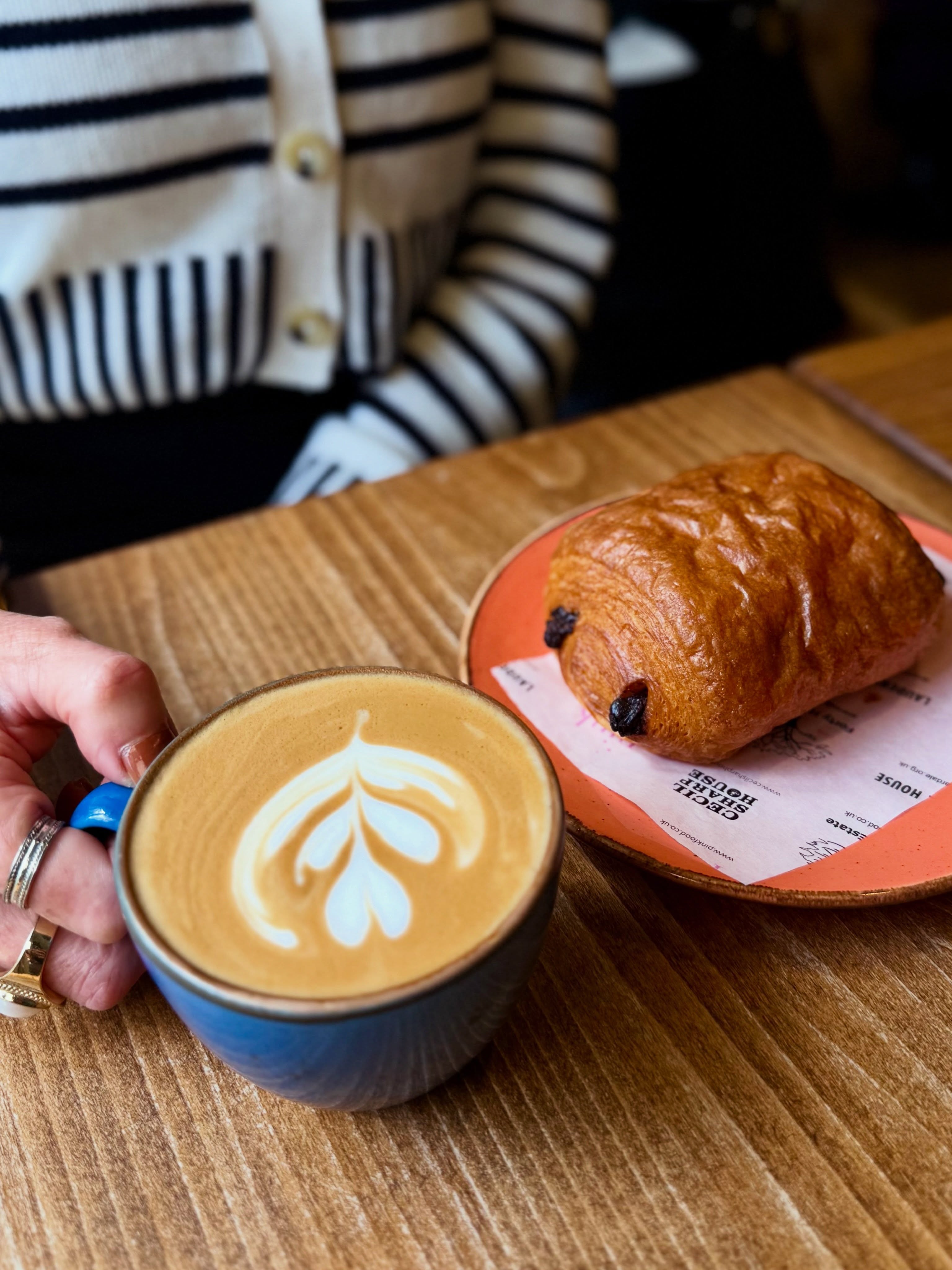 🥐 Breakfast
The best mornings start slowly.
Freshly brewed coffee, breakfast made by our chefs and a peaceful corner to ease into the day ☕️🌿
🍳 Brunch
There’s no rush here.
Take a seat, order your favourite brunch and enjoy a little longer in one of North London’s most beautiful historic settings 💗
🥗 Lunch
Fresh ingredients, seasonal flavours and dishes prepared in our kitchens every day.
Lunch is always worth making time for ☀️
🍰 Afternoon Treat
The kettle’s on, the cakes are fresh from the kitchen and the hardest decision is choosing just one.
A little afternoon happiness starts here 💕