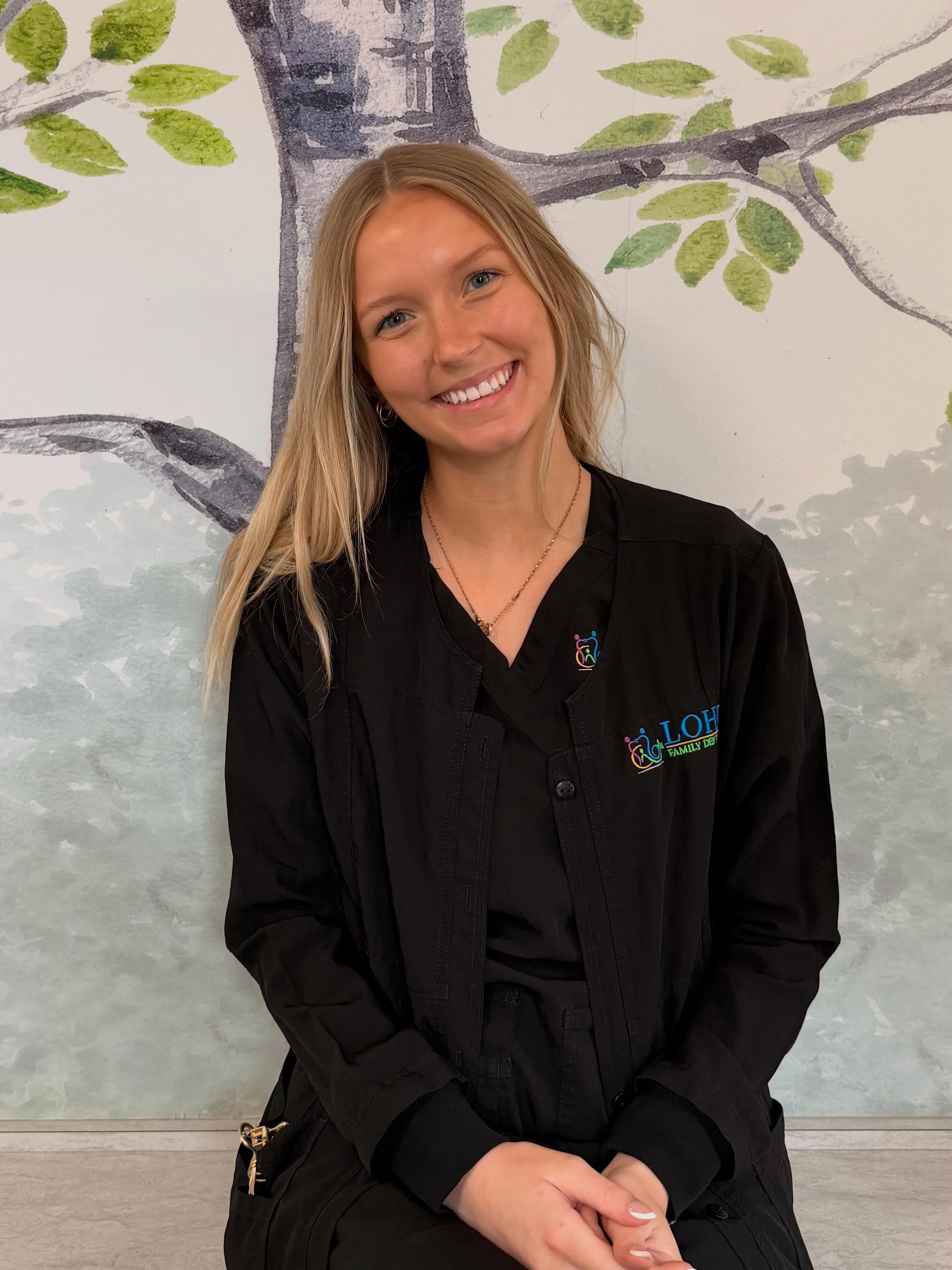 Please give Kaylie a warm welcome to our office! 🩷🤩She started last week and in all the excitement we forgot to do a post for her first day. Lindsey and Laurel are showing her the front desk ropes and she’s learning quickly. We are using these last couple weeks before Dr. Cunningham joins us to dive deep into team training so we can hit the ground running. 🦷 🏃🏼♀️ #lohrfamilydentistry #drlohrdds #workteamfamily #familydentalpractice #lindseyqueentrainer