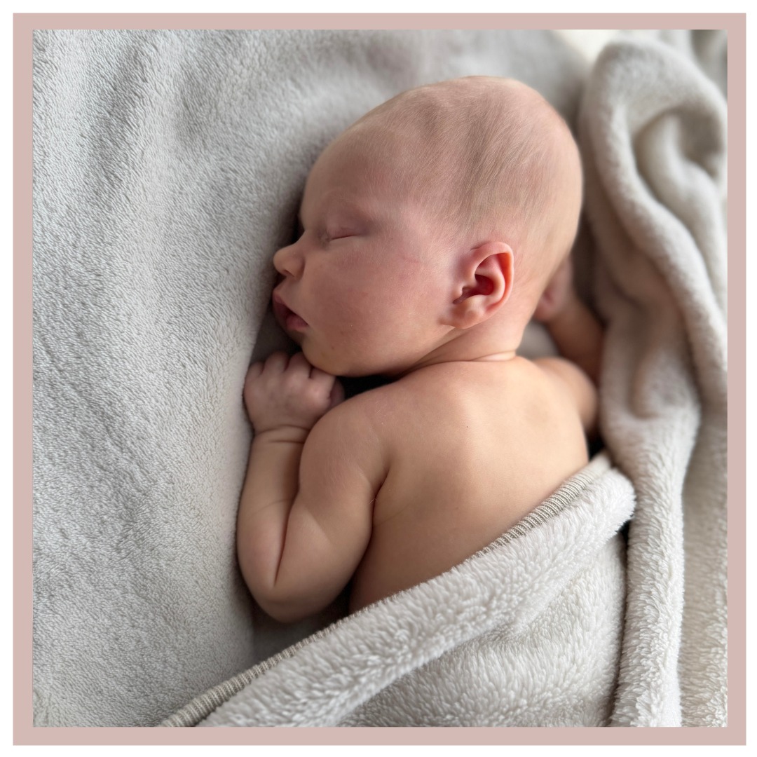 WELKOM NAVY! 🩷
Dit lieve meisje is geboren op 14-06-2026 om 12:52 uur. Ze woog 3090 gram bij precies 41 weken zwangerschap.
De mama's van Navy, Mitzi & Lindsey, leerde we in oktober 2025 kennen. Mitzi voelde zich flink misselijk en duizelig, maar dat zakte gelukkig ook weer snel. Het zwanger zijn ging haar goed af. Ze had wat kwaaltjes, maar haar lijf deed precies wat het moest doen! Na flink wat gerommel in de laatste weken was het bij 41 weken eindelijk zo ver! 🤩
Na een nacht met onregelmatige weeën kwam er vroeg in de ochtend steeds meer regelmaat in. ⏱️ Toen Joyce & VIO Tara 's ochtends bij Mitzi & Lindsey thuis kwamen, had Mitzi al 5 centimeter ontsluiting! 💪🏻 Wat een geweldige start! Ze had het ook echt pittig, dus we besloten samen richting het kraamhotel te vertrekken. 🚗 Daar probeerden we de douche en het bad, 🛁 en zagen we de weeën steeds intenser worden. Al snel begon Mitzi ook meer druk te voelen. Wat deed ze het knap, en wat was Lindsey een geweldige steun! Twee uur na aankomst in het kraamhotel kon Mitzi al beginnen met persen, en ook dat deed ze als een speer! 🙌🏻 Na 13 minuten hard werken werd een lief klein kindje geboren, en kwamen deze mama's er achter dat ze een dochter hadden gekregen! 🥰 Navy deed het super goed en ook Mitzi voelde zich goed, dus het genieten kon direct beginnen!
Lieve Mitzi & Lindsey, van harte gefeliciteerd met jullie mooie meisje! 💕 Wat mogen jullie trots zijn! We wensen jullie heel veel geluk samen! Veel liefs, team LEV. 🤎
#geboorte #bevalling #zwangerschap #dochter #verloskundige