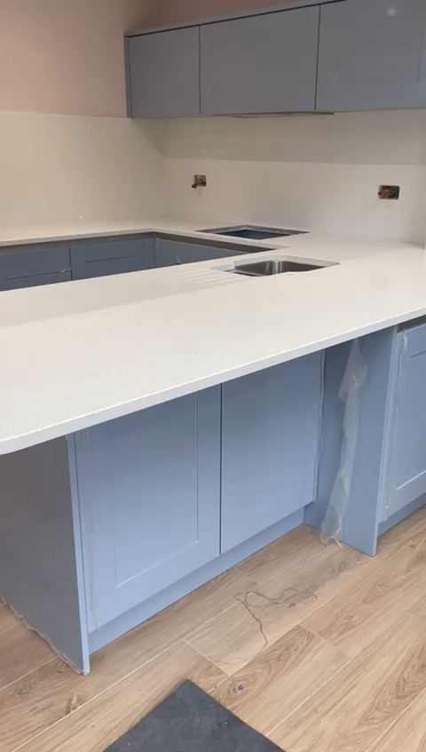 White Mirror chip quartz worktops and full splashbacks #quartzworktop #kitchenworktops #quartzworktops #worktopscheshire #homeimprovement #kitchenideas