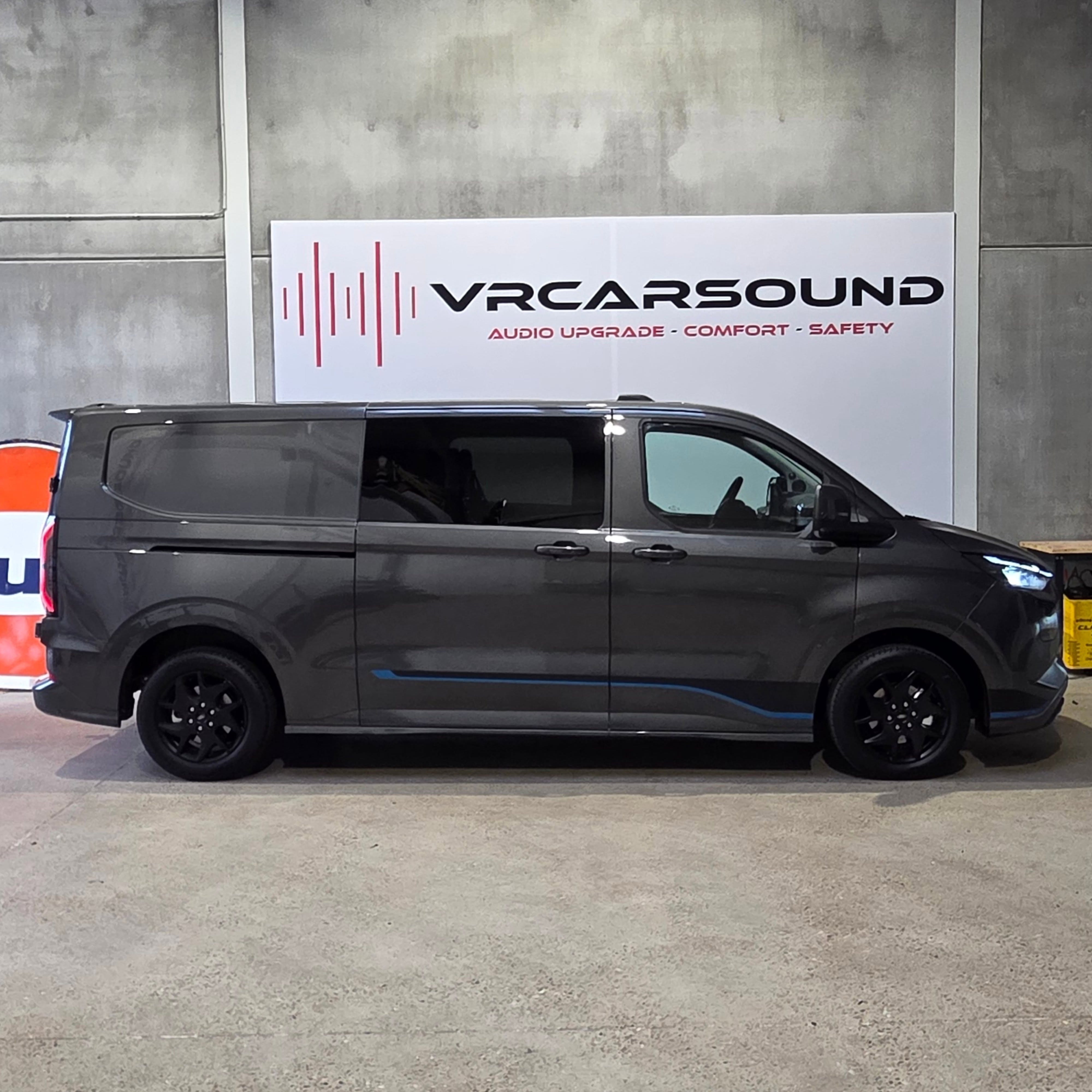 Een stevige #audioupgrade voor deze Ford Transit Custom. Wanneer je veel onderweg bent is een goede muziek installatie een echt plezier. Voor deze klant moest het dan ook echt goed zijn.
Een combinatie van #Boxmore Advanced en Specialist componenten aangestuurd door een Helix V-Eight dsp Ultimate en Match Up1fx Versterker.