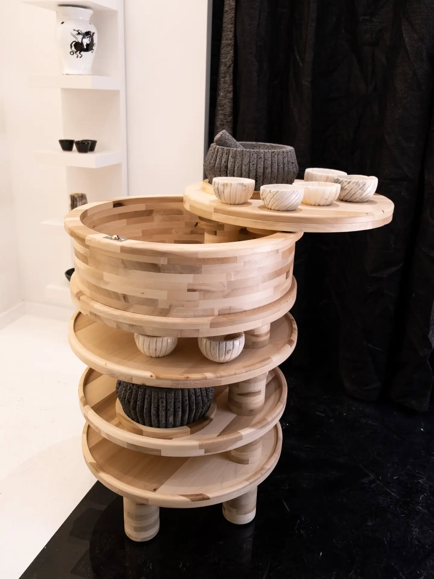 Diseño y producción de la estación de salsas "Molca Xie" para @fonicocdmx En colaboración con @anapia_floga Diseño interior por @bomboti_
Molca Xie reúne preparación, servicio y almacenamiento en una sola pieza de mobiliario, integrándose de forma natural al lenguaje del espacio.