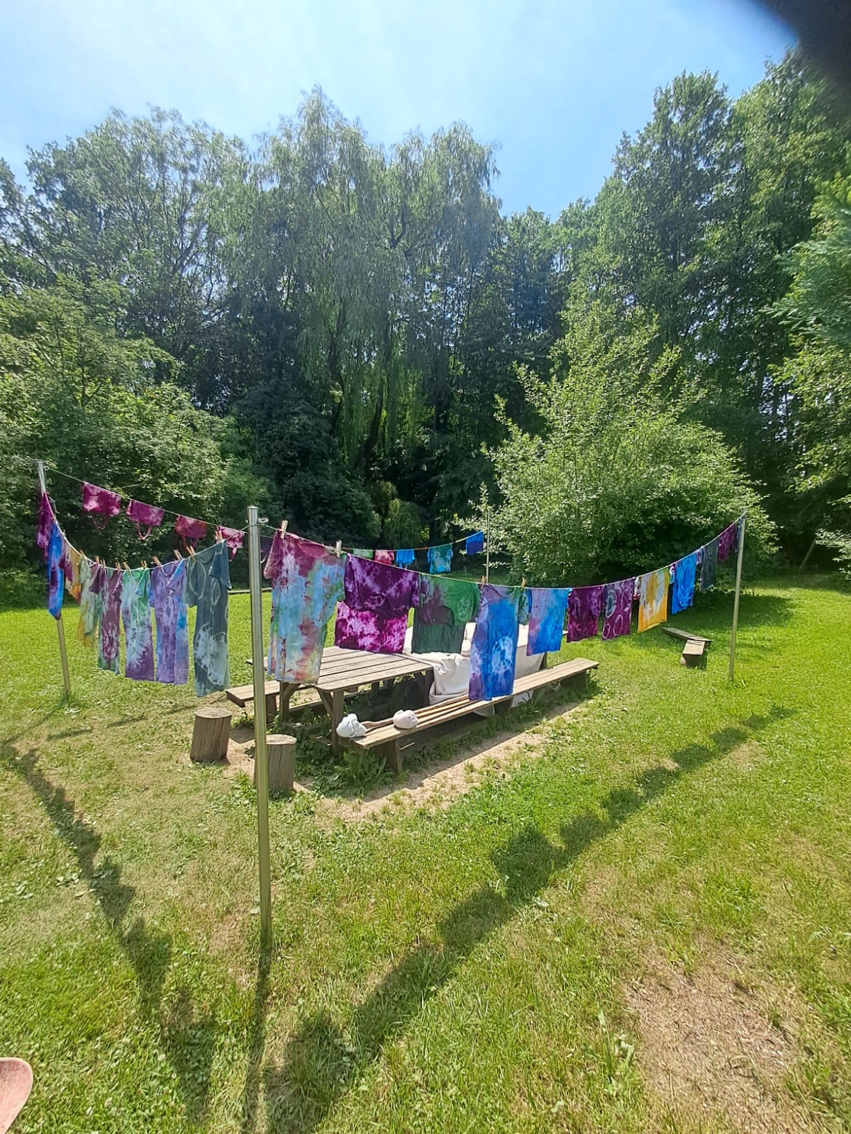 Schon wieder hängen Fahnen im WaNaKi! Nein, das sind keine Fahnen. Und auch kürzlich waren es keine Fahnen. Es sind gefärbte Stoffe bzw. Stofftaschen und T-Shirts. Die Stofftaschen haben die WaNaKis für die künftigen WaNaKis, die im Herbst neu anfangen werden, vorbereitet. Diese Taschen sind dann die Transportsackerl für div. Dinge, die aus dem WaNaKi mit nach Hause genommen werden dürfen - wie z.B. gemalte Bilder, gebastelte Holz-Werke usw.usf.
Außerdem haben die Kinder bei dieser Gelegenheit für sich T-Shirts gefärbt - einfach weil diese Art von Design so wunderschön bunt und fröhlich aussieht und noch Farbe übrig war.
Und nun haben die WaNaKis auch noch T-Shirts, die von der Firma Kutsam zum Einkaufspreis zur Verfügung gestellt wurden, für Erwachsene gefärbt. Diese werden dann im Sommer am 1. August beim Harmony Yoga Festival in Pfarrkirchen verkauft werden. #modehaus_kutsam #harmonyyogapfarrkirchen #badhall #pfarrkirchen
#diybatik