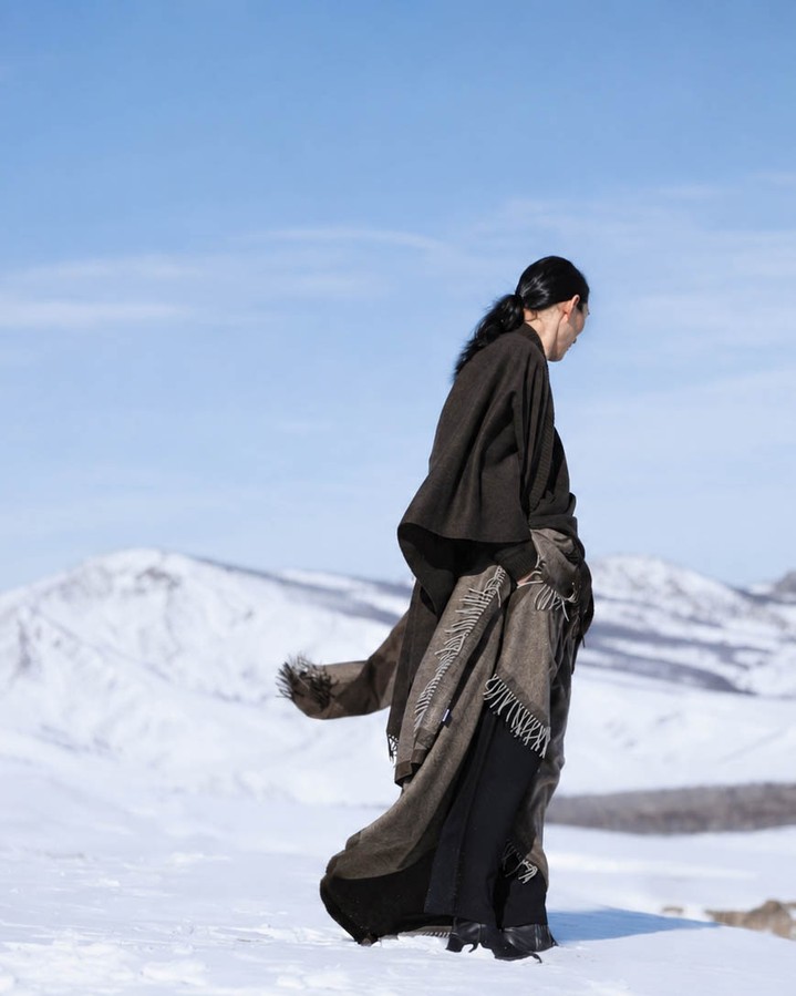 Quelques part en Mongolie.
model: @tbayart
#Tergel #QuietLuxury #yakshmere
#SlowFashion #InvestirDansLaQualité #Tergel #MatièresRares #Durabilité #BoutiquesPremium