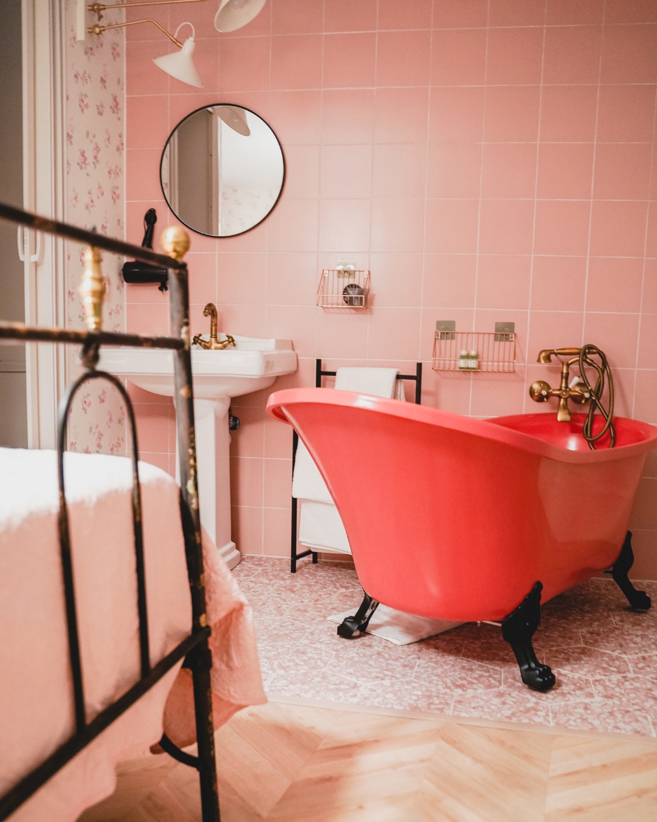 🛁 Hay habitaciones que no necesitan presentación.
Esta es una de ellas. Una bañera de época, azulejos rosas y grifería dorada para que el baño de la noche sea, también, un momento especial.
Algunos detalles marcan la diferencia. ¿Te quedas? 🌿
//
#alojamientorural
#alojamiento40demayo
#cantavieja
#maestrazgo