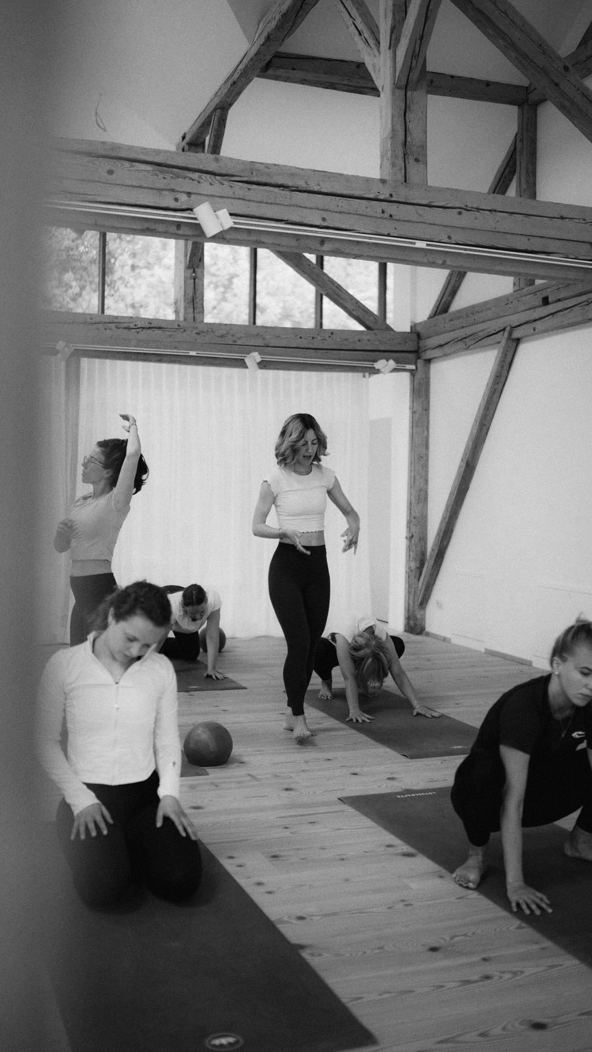 Before you can hold space for others, you have to learn how to meet yourself. 🥹
Das ist einer der wichtigsten Grundsätze in ONA FLOW.
Deshalb starten wir unsere Ausbildung nicht damit, perfekte Asanas zu unterrichten.
Nicht mit komplizierten Sequenzen.
Nicht mit Cueing.
Nicht mit Technik.
Wir beginnen mit etwas anderem.
Mit der Beziehung zu dir selbst.
Mit den Geschichten, die du in dir trägst.
Mit den Erinnerungen, die dein Körper gespeichert hat.
Mit den Mustern, die dein Nervensystem geformt haben.
Mit dem Soma.
Denn Somatics beginnt für uns dort, wo du anfängst, deinem Körper zuzuhören.
Wo du lernst, seine Sprache zu verstehen.
Wo du erkennst, dass authentisches Teaching nicht daraus entsteht, was du weißt.
Sondern daraus, wie gut du mit dir selbst verbunden bist.
Diese Bilder zeigen Ausschnitte aus unserem Somatic Lab in der ONA FLOW Ausbildung.
Momente voller Lachen.
Tränen.
Mut.
Verbindung.
Menschlichkeit.
Und vielleicht genau die Art von Lernen, die wir als Lehrer*innen oft am meisten brauchen.
🤍
ONA FLOW INHABIT 100h
Unsere nächste Ausbildungsrunde startet im Oktober 2026.
Wenn du neugierig bist, laden wir dich herzlich zu unserem kostenfreien Infoabend ein:
📅 28.07.
🕗 20:00 Uhr
✨ inklusive Free Practice
Alle Infos & Anmeldung findest du über den Link in der Bio.
Captured by @evelinbuhmann_
#somatics #embodiment #somaticflow #yogateachertraining #yogaausbildung