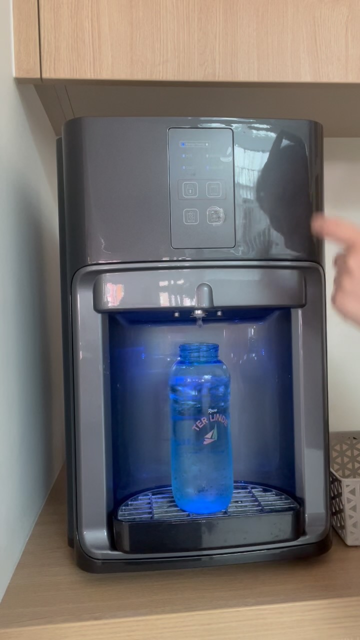 Met deze warme dagen hydrateert ons team zich met lekker fris water uit de waterdispenser van @culliganbelgium in onze gloednieuwe drinkbus 😍
