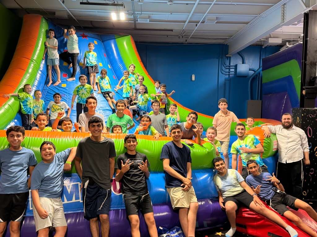Can U believe all these boys actually posed for a photo? I mean check out those smiles? And we r talking about boys 😲 Rabbi Yosef I think we need some tips pls……