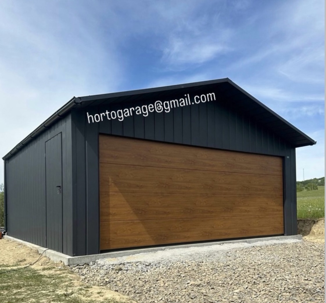 Wir stellen Ihnen unsere Garage vor.
📏Abmessungen:
* Breite: 6 m
* Länge: 7 m
* Firsthöhe: 3,2 m
Farbgebung:
* Wände und Verkleidungen: Graphit
* Garagentor: Holzoptik in warmem Braun
🚪🔩Konstruktion:
* Stahlkonstruktion
* Verkleidung aus Trapezblech
* Satteldach
* vorne ein breites Sektionaltor und seitlich eine Eingangstür
✅Vorteile:
* modernes Design, das gut zu neuen Häusern passt
* große Einfahrtsbreite
* separater Seiteneingang – man kann eintreten, ohne das Haupttor zu öffnen
* Das Satteldach leitet Wasser und Schnee gut ab
🚗🧰🎿Verwendungszweck:
* Garage für Auto mit Platzreserve
* Heimwerkstatt
* Abstellraum für Fahrräder, Rasenmäher, Werkzeuge, Reifen und Gartengeräte
* kann auch als kleiner Lagerraum dienen
💻📲👨💻 eine ähnliche Garage oder andere Details wünschen, mailen Sie hortogarage@gmail.com, gehen Sie auf den Link in der Bio oder rufen Sie an
📞 +49 177 4242452
📞 +49 152 246 74 361