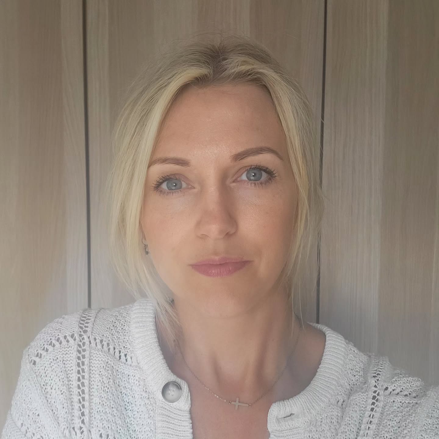 Thought id come on here to let you know im still alive ive just been enjoying some quality time with my family.
Thought this might be a good time to introduce myself. I'm Emma, an abtract artist from Belfast. I love textures and layers and if your here, you do too! Thanks for tagging along with me on this journey 😘
I will get back painting very soon!
Love Emma x