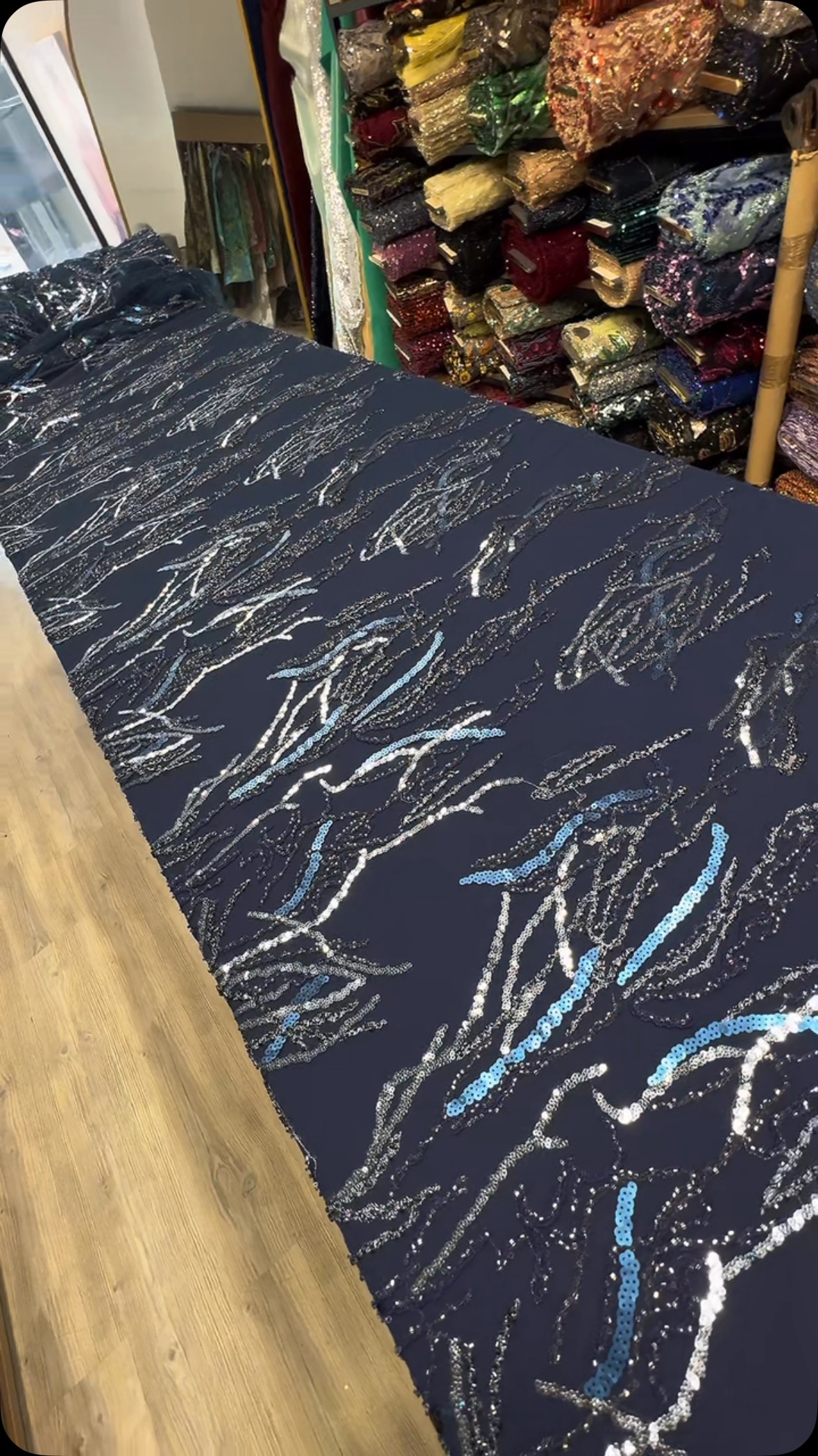 Beauty Of Navy
Order Now👈🏻
Feel free to contact us on the direct for more information at +905541947065 .
#FabricLover #rivolitekstilofficial #LuxuryFabric #TextileDesign #HauteCoutureFabric