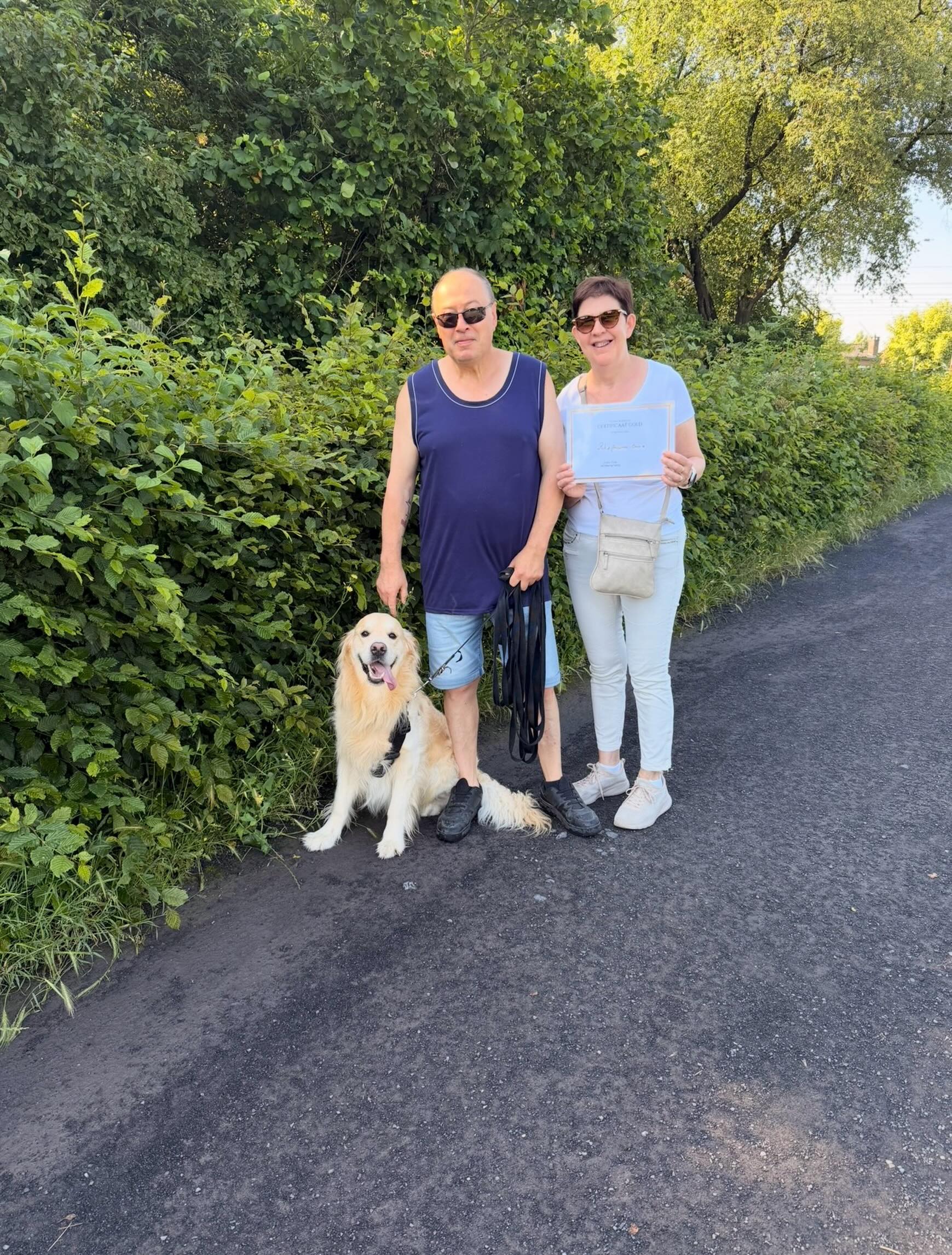 Dit is Omer, een 2-jarige Golden Retriever die ooit doodsbang was voor de auto. Hij wilde niet eens naar de deur toe omdat hij dacht dat hij weer in de auto moest stappen. Wandelen was daardoor geen optie.
Maar kijk waar we nu staan! We hebben stap voor stap gewerkt aan zijn vertrouwen in de auto, en nu? Omer springt er in alsof er nooit een probleem is geweest!
Hij gaat dagelijks mee naar de gavers om heerlijk te wandelen. De auto is nu geen probleem meer, Het is genieten samen.
Een groot compliment voor Maureen en Rik voor hun inzet!
Bedankt voor het vertrouwen! We blijven ons best doen en werken verder!
#GoldenRetriever #Hondentraining #Succesverhaal #WandelenInOntspanning