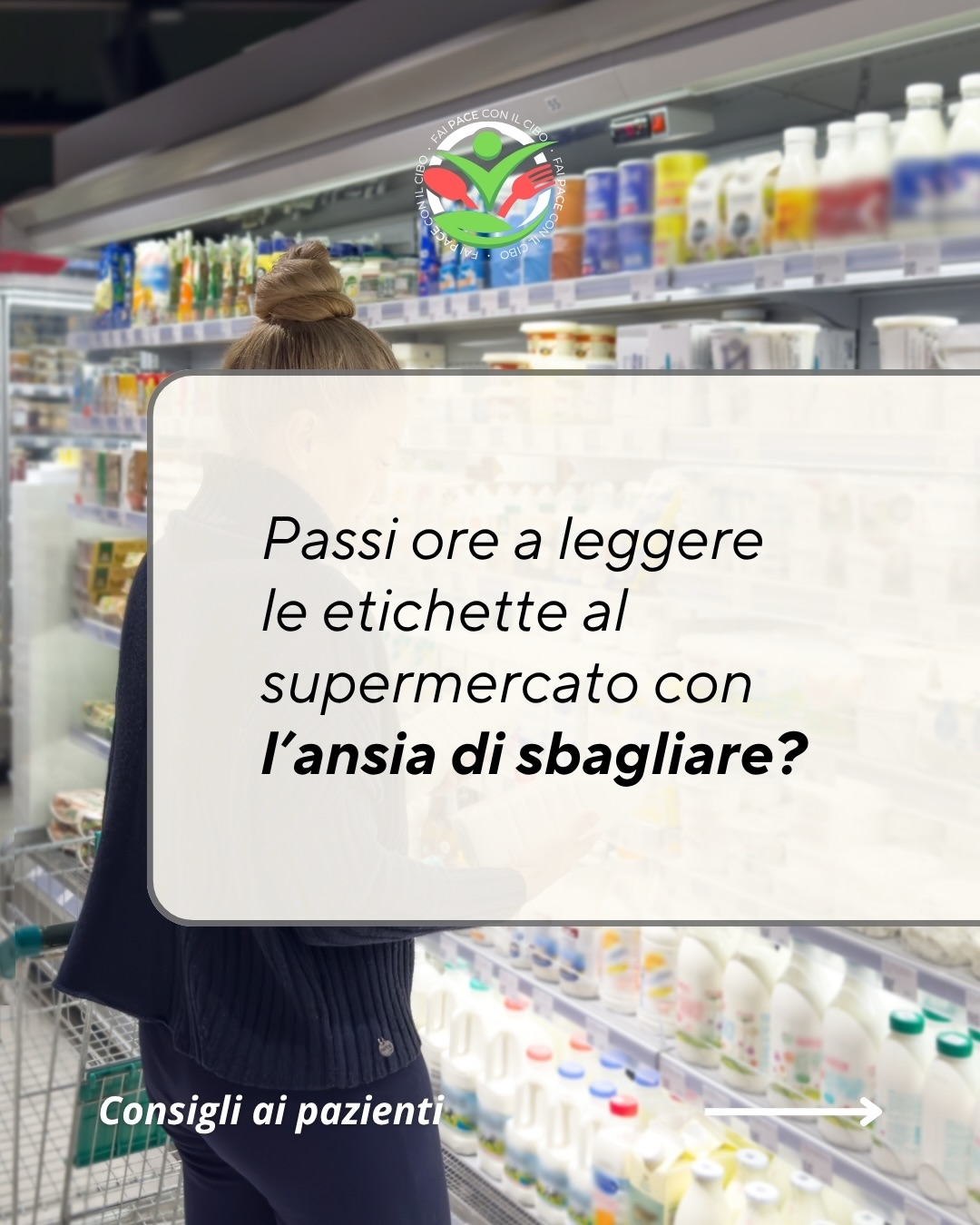 Ti ritrovi davanti agli scaffali, con il prodotto in mano, a passare minuti interminabili a leggere e rileggere le etichette con l’ansia costante di stare “sbagliando” qualcosa? Se la risposta è sì, sappi che non sei da solo/a. 🫂
Purtroppo, oggi i social sono invasi da video di persone che analizzano al microscopio ogni minimo ingrediente, urlando al miracolo o alla tragedia, ma facciamo chiarezza: un additivo autorizzato o un nome un po’ più lungo sulla confezione non trasformano un alimento in un pericolo pubblico. Ciò che conta davvero è la frequenza con cui consumi quel cibo, non la sua semplice presenza nel tuo carrello. 🛒
Dobbiamo ricordarci una cosa fondamentale: la salute non si misura solo in calorie o ingredienti “puri”. Se mangi un pasto nutrizionalmente perfetto, ma lo fai con l’ansia, il senso di colpa o la paura di ingrassare, quel pasto smette di essere salutare. La serenità a tavola e la tua salute mentale fanno parte del benessere complessivo. 💆🏻♀️
L’alimentazione si valuta sul lungo periodo, nelle scelte di settimane e mesi, non nel singolo biscotto confezionato. Non esiste un alimento magico che guarisce, così come non ne esiste uno che da solo rovina tutto.
Il vero obiettivo? Trovare quel compromesso flessibile tra il nutrire le tue cellule e il nutrire la tua mente, senza permettere al cibo di diventare una prigione.
#matteopace #biologonutrizionista #consigli #pazienti #valorinutrizionali
