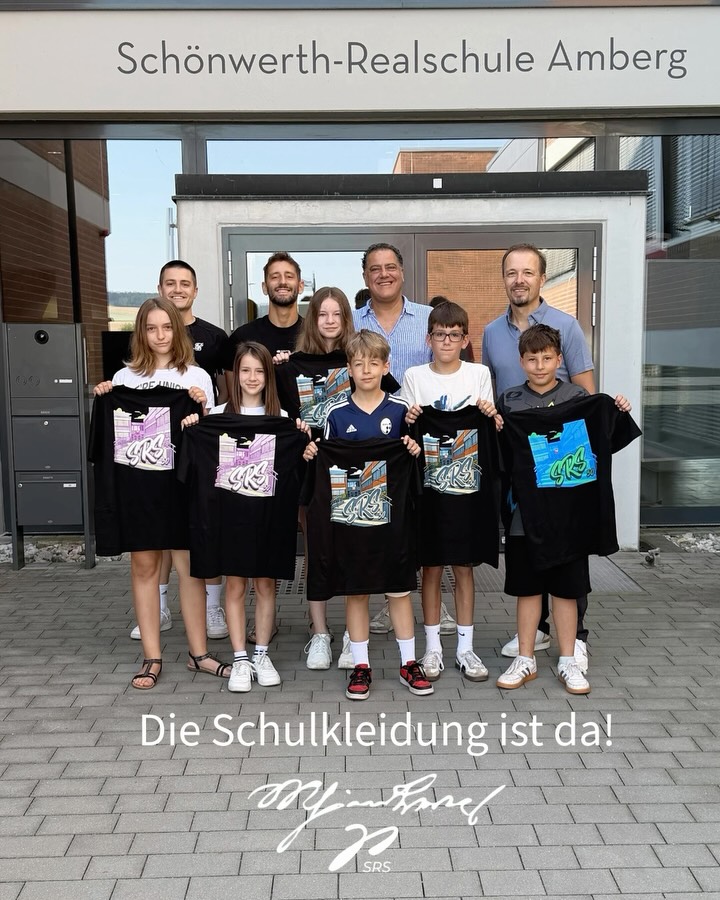 🎉 Endlich ist es soweit! 🎉
Unsere Jubiläums-Schulkleidung zur 50-Jahr-Feier ist heute angekommen – und wir sind begeistert! 🤩👕🧥
Ein riesiges Dankeschön an @druckzentrumzenddyeh für die tolle Umsetzung. Die Hoodies, T-Shirts, Sweater und Co. sehen einfach mega aus! 🙌🔥
In den kommenden Tagen werden die Kleidungsstücke an unsere Schülerinnen und Schüler verteilt. Wir freuen uns schon darauf, die neuen Designs bald überall in der Schule und in und um Amberg zu sehen! ❤️
#50Jahre #Schulkleidung #Jubiläum #Schulgemeinschaft #amberg