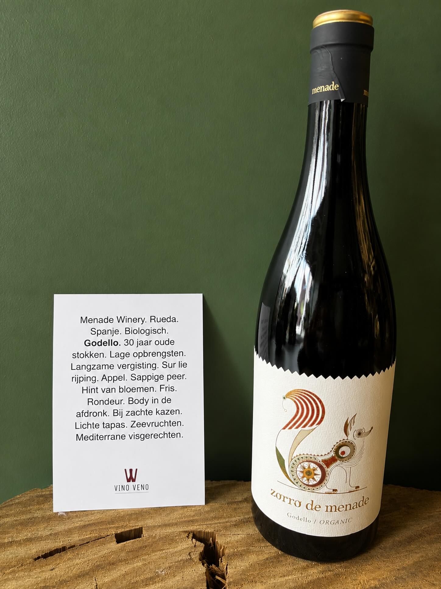 🍷 Pak je altijd dezelfde wijn? Probeer eens iets anders!
We hebben allemaal zo’n favoriete druif of wijn die we automatisch kiezen. Maar soms zit de grootste verrassing juist buiten je comfortzone.
Het biologische wijnhuis Menade laat met deze Godello zien waarom:
🍏 Fris en fruitig
🍐 Sappige peer
🌸 Bloemige tonen
✨ Mooie ronde afdronk
Een wijn die nét even anders is dan wat je gewend bent, maar toegankelijk genoeg om direct van te genieten.
Perfect bij:
🧀 Zachte kazen
🥂 Tapas
🦐 Zeevruchten
🐟 Visgerechten
Dus de volgende keer dat je voor die vertrouwde fles staat…
👉 Durf eens iets nieuws te kiezen.
Wie weet ontdek je wel je nieuwe favoriet.
📍 Vino Veno Vollenhove
#vinoveno #vollenhove #godello #wijnontdekken #wijnliefhebber