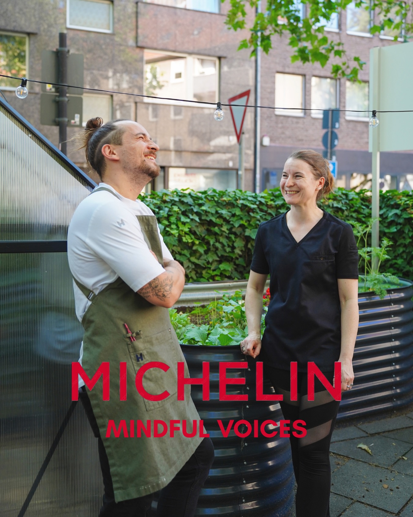MINDFUL VOICES
Wir wurden vom @michelinguide mit der Auszeichnung „Mindful Voices“ geehrt – und freuen uns wirklich sehr über diese Anerkennung! 💚
Die Auszeichnung würdigt Themen, die uns seit vielen Jahren wichtig sind: bewusster Umgang mit Lebensmitteln, regionale Wertschöpfung, nachhaltiges Arbeiten und der verantwortungsvolle Einsatz von Ressourcen. 🌿
Unser Konzept wird vom @michelinguide als eines beschrieben, das „zwei Welten vereint“ und „unternehmerische Weitsicht zeigt“. Unsere Küche sei „modern, kontrastreich, finessenreich und mit ganz eigener Idee konsequent umgesetzt“.
Dabei geht es für uns nicht um einzelne Maßnahmen, sondern um die tägliche Arbeit dahinter: regionale Produkte, unser eigener Garten mit Ulrich zusammen, enge Partnerschaften mit Erzeuger:innen, Fermentation, Weiterverarbeitung von Überschüssen und der Anspruch, möglichst ganzheitlich zu denken und zu handeln. 🌿💚
Dass dieser Weg wahrgenommen und wertgeschätzt wird, bedeutet uns viel.
Danke an unser Team, unsere Produzent:innen, Partner:innen und Gäste, die diesen Weg mit uns gehen. 💚
#neobiota #mindfulvoices #michelinguide #auszeichnung #onestarmichelin