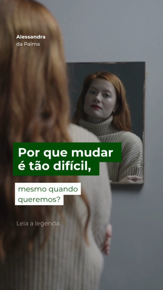 Muitas vezes sabemos exatamente o que gostaríamos de mudar. Queremos criar hábitos melhores, deixar para trás comportamentos que nos prejudicam ou tomar decisões diferentes. Ainda assim, mudar parece muito mais difícil do que imaginávamos.
Isso acontece porque a mudança não depende apenas da vontade. Nós tendemos a preferir o que é familiar, mesmo quando aquilo não nos faz bem. O conhecido transmite uma sensação de segurança, enquanto o novo traz incertezas, riscos e desconfortos.
Mudar também exige abrir mão de padrões que construímos ao longo do tempo. Não basta entender racionalmente que algo precisa ser diferente; é preciso praticar novas formas de agir repetidamente até que elas se tornem naturais.
Por isso, recaídas, dúvidas e momentos de desânimo fazem parte do processo. Eles não significam fracasso. Significam apenas que você está atravessando o espaço entre quem foi por muito tempo e quem está tentando se tornar.
💡Talvez a verdadeira mudança não aconteça quando tudo fica fácil. Talvez ela aconteça quando, apesar da dificuldade, você continua escolhendo seguir em frente!
#psicologa #saudemental #terapia #mudancadehabito #personalidade