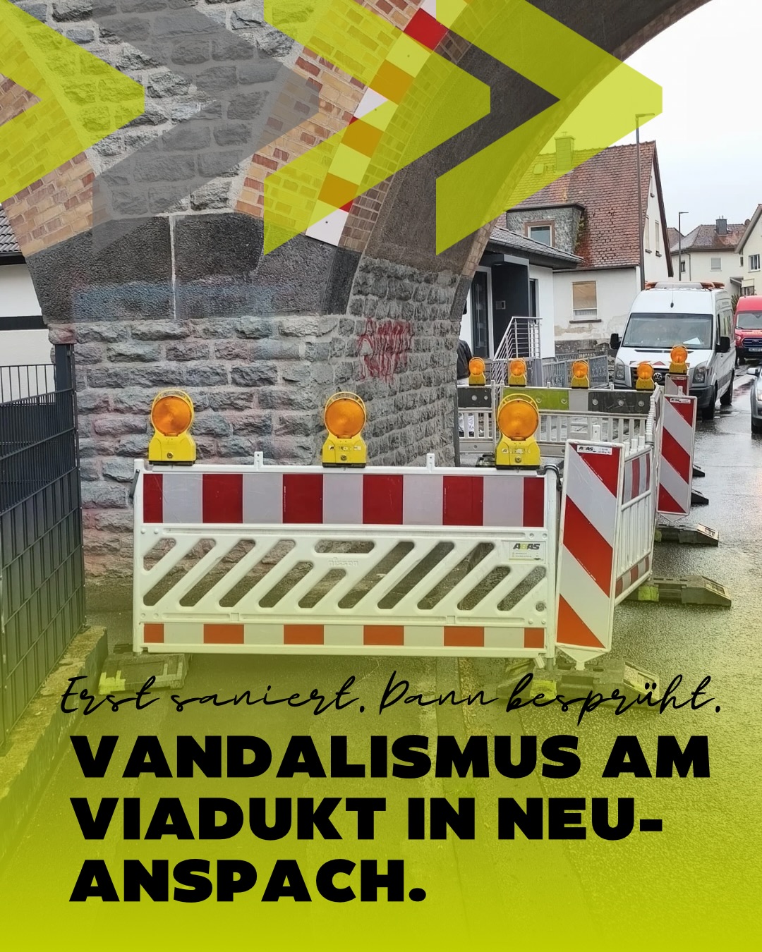 Erst zwei Jahre saniert, dann besprüht. 😤
Das Taunusbahn-Viadukt in Neu-Anspach ist über 130 Jahre alt, steht unter Denkmalschutz und wurde gerade erst für rund 6 Millionen Euro auf Vordermann gebracht. Im Oktober 2024 feierlich wiedereröffnet, mit eigener Infotafel als bedeutendes Bauwerk.
Und dann das: frisches Graffiti am restaurierten Sandstein. Sogar rund um die Gedenkplakette.
Damit die Firma @walter_malerfachbetrieb mit dem Sandstrahler ran konnte, haben wir den Bereich abgesichert. Absperrgitter, Warnleuchten, Tempo 30 für alle, die drunter durch müssen.
Jetzt ist der Stein wieder sauber und das Denkmal sieht aus, wie es soll.
Bleibt nur eine Frage: Muss das sein?
Was sagst du zum Ergebnis?
#Verkehrssicherung #NeuAnspach #Taunusbahn #Baustellenabsicherung #baustelle