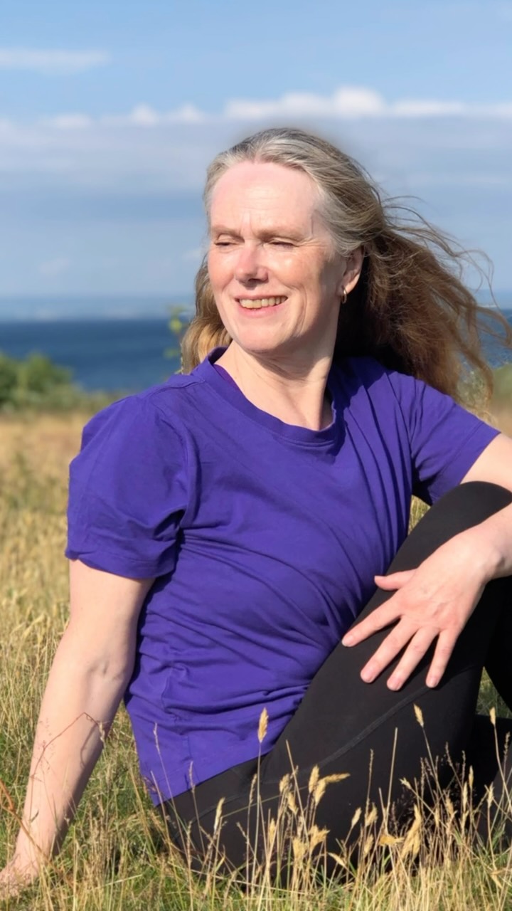 Helena har gjort yoga hos oss på Oslo Yoga i flere år og tok yogalærerutdannelsen hos oss for to år siden. Siden det har hun undervist fast i en forening samtidig som hun fortsetter å delta på klasser, workshops og videreutdanninger hos oss for å gå dypere i sin egen yogapraksis.
Helena forteller hun at noe av motivasjonen for å ta yogalærerutdanningen var å overvinne de begrensningene som ofte kommer når man blir eldre. «Jeg hadde lyst til å komme bortenfor dette med å være stiv og støl og tenke at jeg var gammel; jeg ville være frisk og aktiv uavhengig av alder.» På yogalærerutdannelsen hos oss er det et stort aldersspenn med deltakere som er fra 26-67.
Noe annet Helena setter pris på er det indre fokuset vi har hos oss. «På Oslo Yoga er det vektlegging av meditasjon og pust og indre arbeid, og det er viktig for meg,» forteller hun.🌸🩷