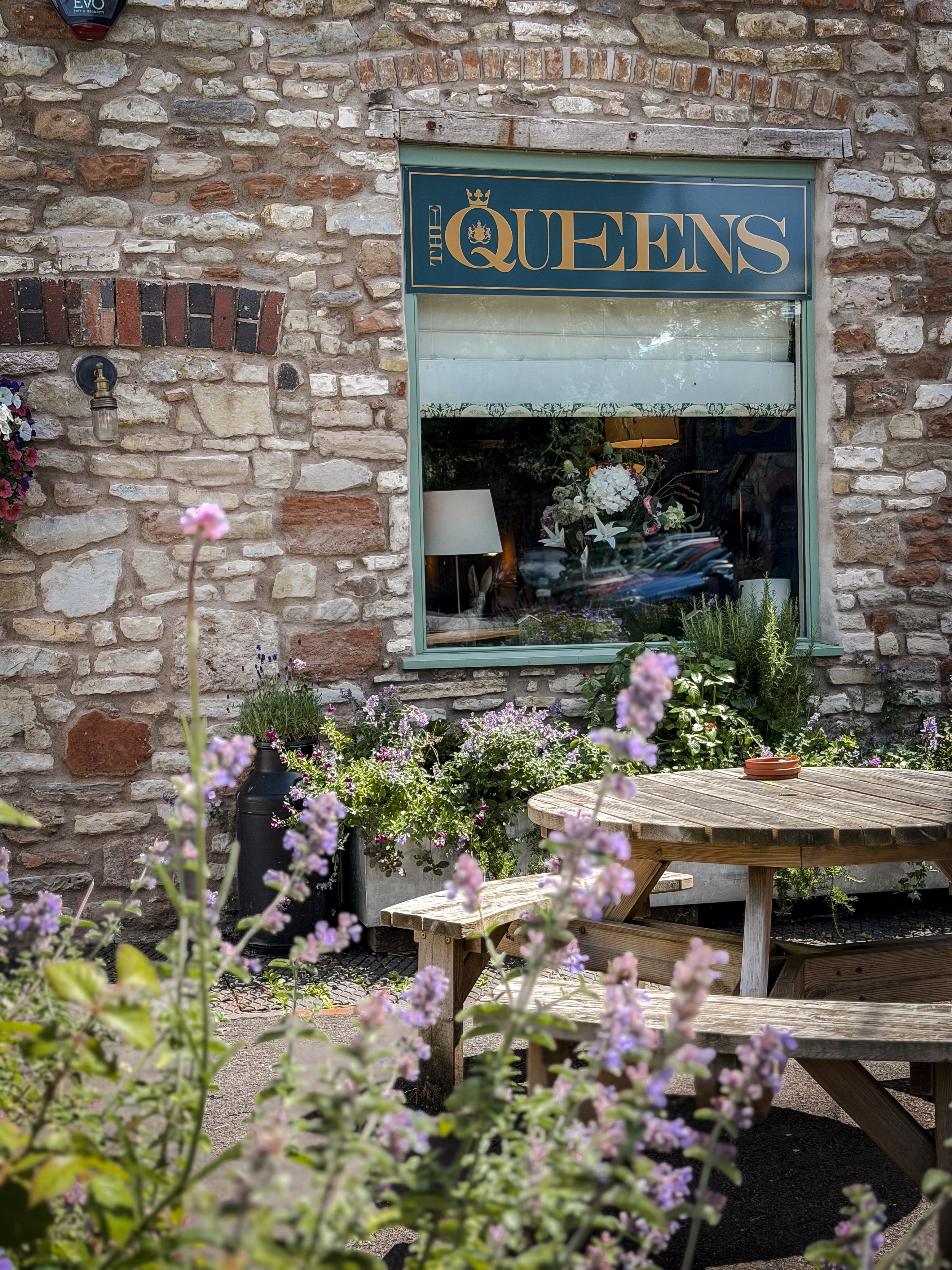 Another gorgeous sunny afternoon in Chew Magna 😍☀️
Whether you’re soaking up the sunshine in our garden, stopping by for dinner, or joining us for a few drinks, we’ve got your Saturday evening sorted 🌿🍻
Then from 10pm, catch England vs Panama live across our big screen and both pub TVs! ⚽️
🍺 £5 pints from kick-off
🍔 Burger & pint £20 // Two for £30 (from 8pm)