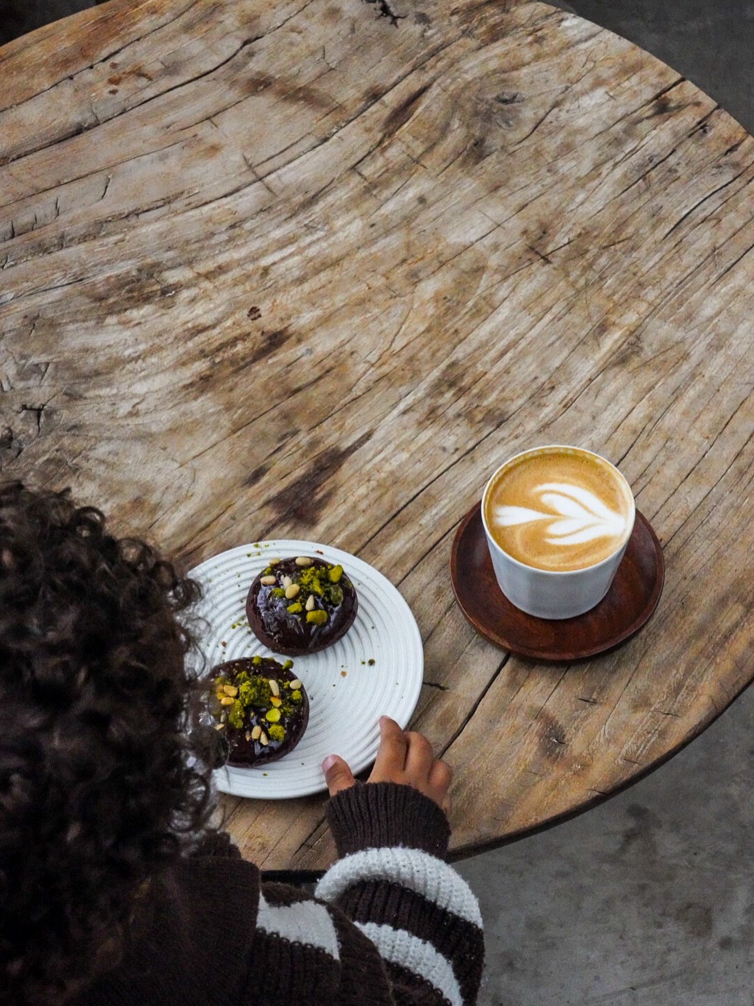 Nous avons découvert le plus beau café de ce voyage…
Entre Lijiang et Baisha en Chine
Avec une équipe adorable
En pleine nature
Nous y avons passé des heures
Tout était beau
Nous sommes retournés à l’essentiel l’espace d’un instant
À observer tout autour de nous
À déguster (se noyer) dans nos cafés
Délicieux
Nous sommes tombés amoureux du mobilier
Merci Georo coffee pour ce moment hors du temps 🤍