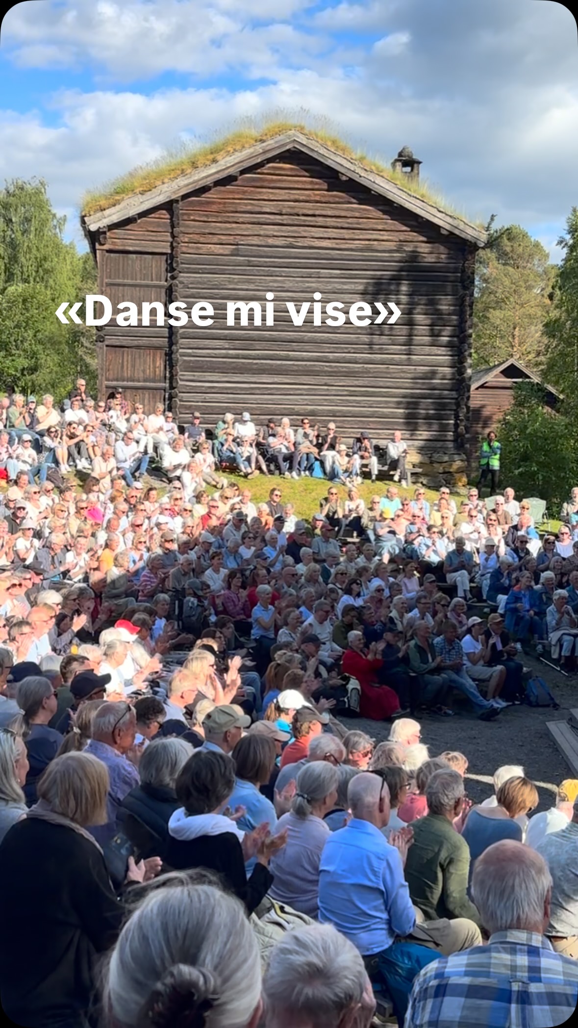 Fantastisk konsert («Vi vandrar saman») med @herborgkrakevik, @trondheimsolistene og @helgelilletvedt under @valdressommersymfoni på Valdres Folkemuseum. «Danse mi vise» i nytt arrangement ble en radiohit 25 år siden og står seg godt den dag i dag.