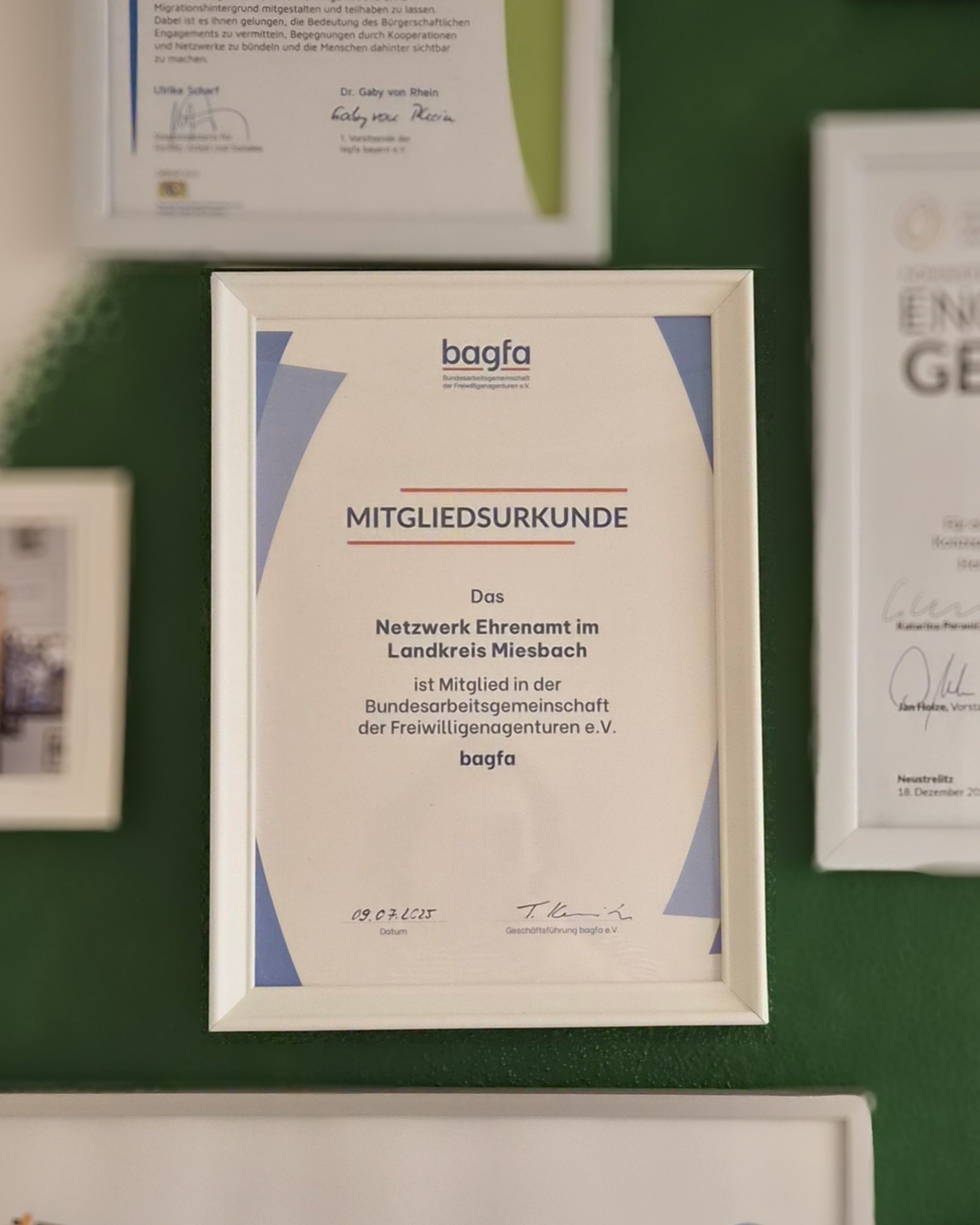 Das Netzwerk Ehrenamt im Landkreis Miesbach ist Mitglied der bagfa, der Bundesarbeitsgemeinschaft der Freiwilligenagenturen e.V.
Als Koordinierungszentrum Bürgerschaftliches Engagement vernetzen wir Vereine, Initiativen und engagierte Menschen im Landkreis Miesbach. Die Mitgliedschaft in der bagfa gibt uns Zugang zu einem bundesweiten Netzwerk, fachlichem Austausch und aktuellen Impulsen rund um die Engagementförderung.
Neben der Mitgliedschaft tragen wir inzwischen auch das Qualitätssiegel der bagfa. Es bestätigt unsere Arbeit nach anerkannten Qualitätsstandards und unterstützt uns dabei, das Ehrenamt im Landkreis Miesbach nachhaltig zu stärken.