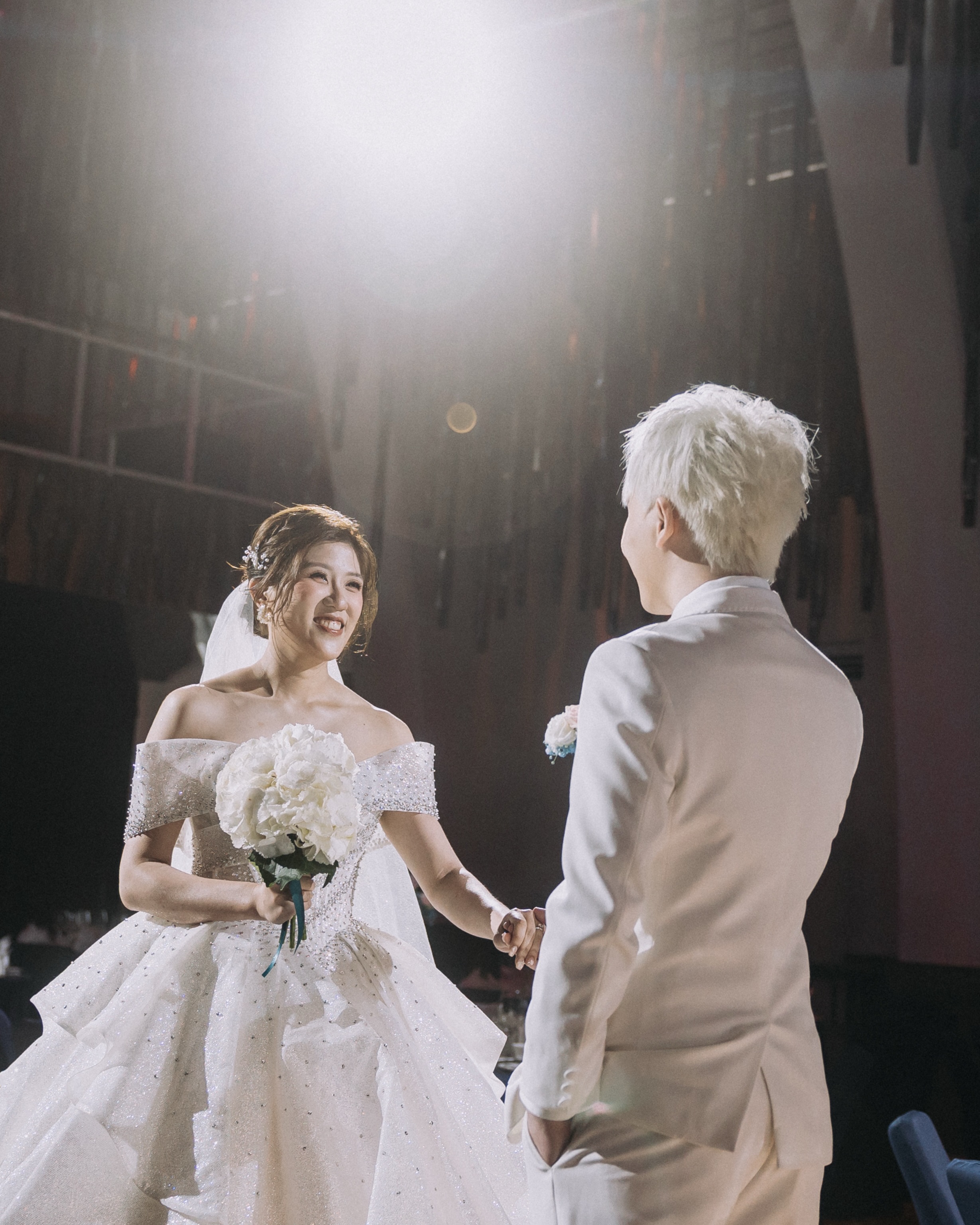 The moment before forever began!
•
pg : @freddywongphotography
mua : @yukifangmakeup
gown : @digiobridal
emcee : @emceedixon
deco : @overthemoon.fleur
venue : @jwmarriottsg
This is what forever looks like. 🤍✨
The first march-in of ( J & N )
Bingoooo… timeeee!!!!!