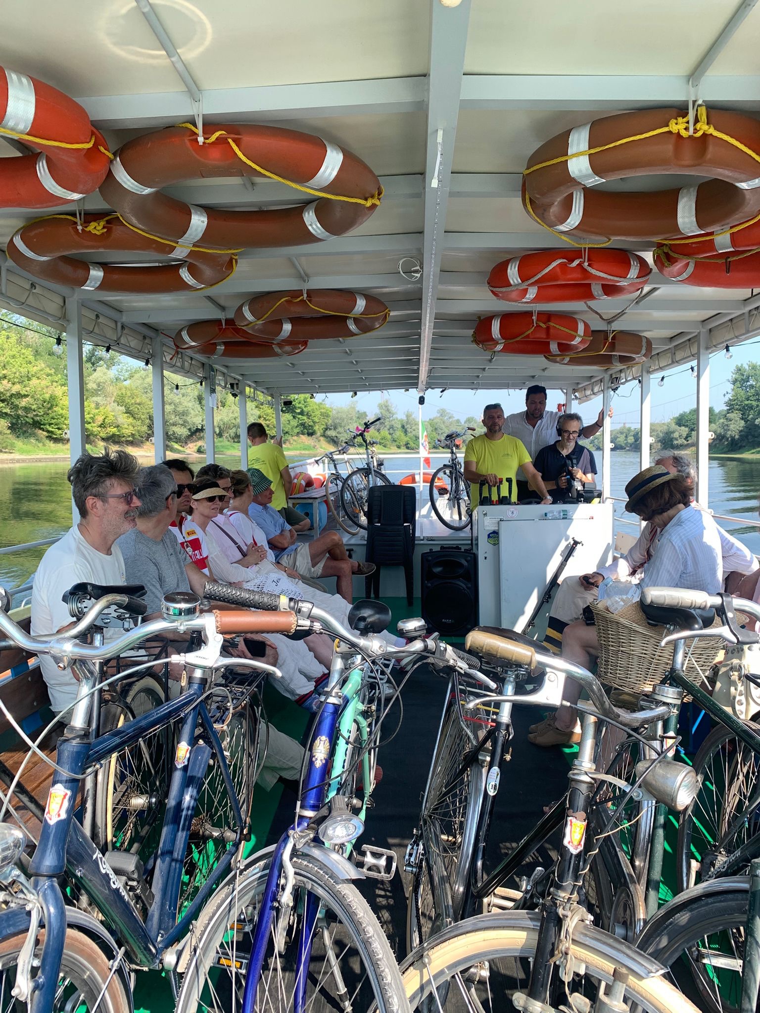 🏍️🚲 Motori d’epoca, bici vintage e il fascino del fiume! ⛴️🏞️
Da 📍 Pavia ➜ Portalbera, una navigata lungo il Ticino e il Po tra storia, paesaggi e passione.
Tutti a bordo della Motonave LE DUE RIVE per una suggestiva discesa lungo il fiume, insieme alle nostre amate moto e biciclette d’epoca.
E per ricaricare le energie… tappa al Chiring River🌴 per una pausa rinfrescante !🍹
#NavigareFiumePo #Moto&BiciVintage #Pavia #Portalbera #LeDueRive