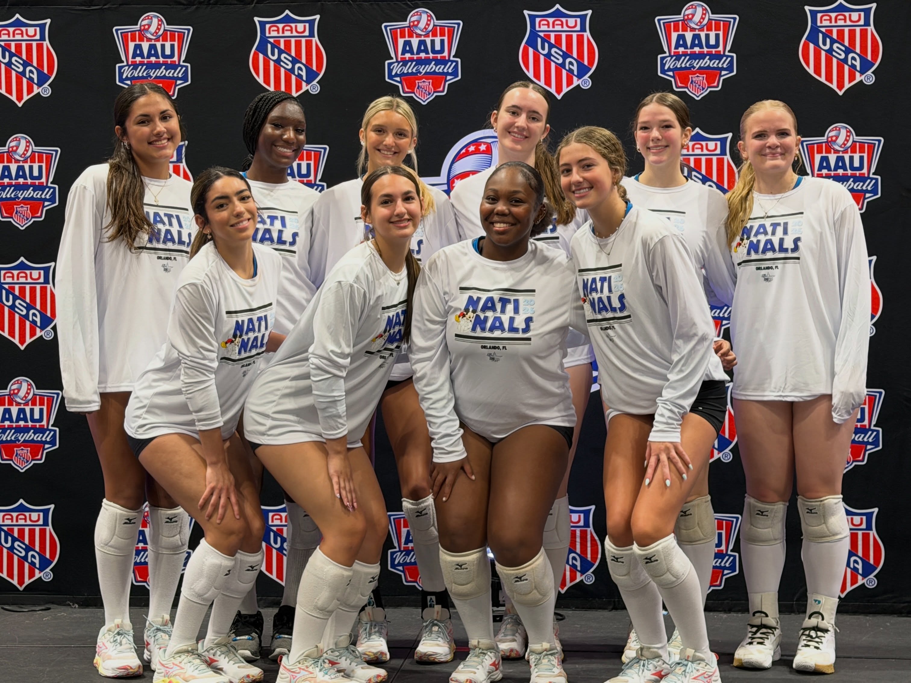 15 Mizuno and 15 Apex both went 3-0 on day 1 of AAU National Championships! Great start ladies!!
Swipe to see 15 Apex’s warm up shirts 😂