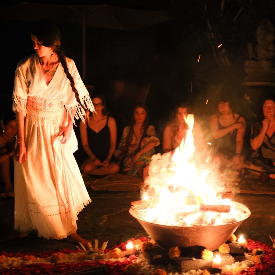 ℜ𝔢𝔱𝔲𝔯𝔫 𝔱𝔬 𝔱𝔥𝔢 ℜ𝔬𝔬𝔱𝔰
How to describe in picture or words what unfolds in these spaces? I am in awe for the ability to open up a space around the fire, where women come to gather and co-create.
From seeing my Balinese sister @evakandra fully in her role as Jero Mangku, blessing the 𝘱𝘦𝘫𝘢𝘵𝘪, the 𝘤𝘢𝘯𝘢𝘯𝘨, and each of us with 𝘵𝘪𝘳𝘵𝘩𝘢, to my sister @alyona.onlyjoy ’s devotion in supporting every woman’s prayer with cedar. My fire dance and artist sister @halo.bee.fairy tended the flames with unwavering devotion, while my Iranian sister @pegi.ta held the rhythm & heartbeat of the evening. And my mythic sister @evyferraro wove her devotion into our chants to the Great Mother.
The most incredible part is - none of this was planned.
Each woman arrived to the fire and offered her gifts in service to something greater than herself.
What a blessing to feel the trust and support from incredible women, who teach and inspire me so much in their own ways. It is an immense privilege to witness what becomes possible when women gather in remembrance.
•
Excited to do this one more time next Wednesday 1st of July at @alchemyyogaubud under the Full Moon 🌝✨
Thank you @kadekcacao for the beautiful cacao pods and delicious cacao! ♥️
📷 by @kantorowicz