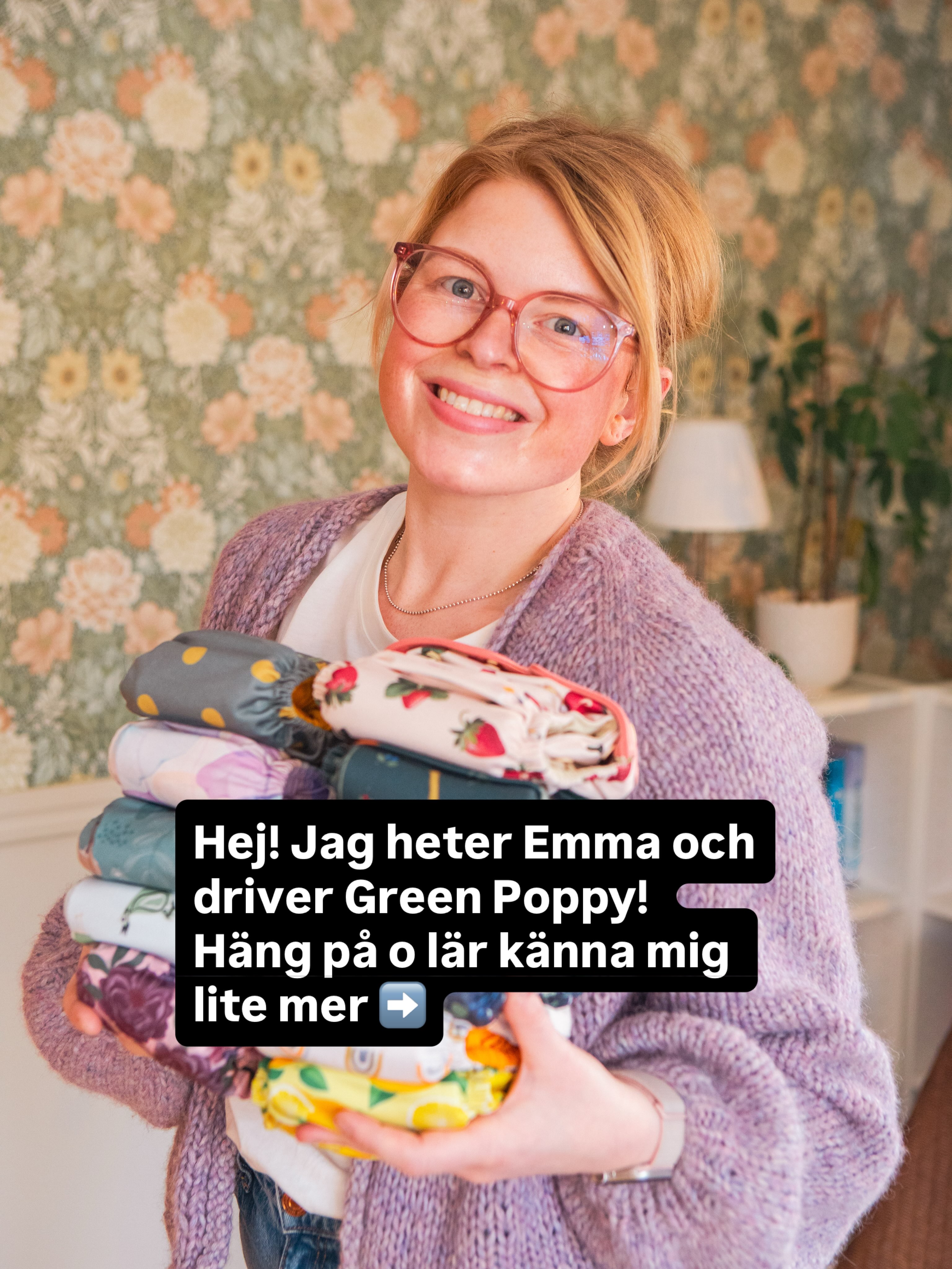 Hej! Jag är Emma - grundare av Green Poppy! Häng med och lär känna mig lite mer ❤️Bild 2 - grunden till Green Poppy kommer såklart från att jag har använt tygblöjor till mina egna barn, och totalt älskar det!
Bild 3- hör bedrivs ingen drop shopping, allt i företaget sköts av mig, helt hemifrån mitt hus i Eskilstuna.
Bild 4 - jag gick ut starkt i företagsstarten 2024 och älskade det! En helt ny värld som öppnade sig för mig 😍
Bild 5 - jag jobbar annars (typ) heltid (är partiellt föräldraledig några procent) heltid inom vården. Nu senast på barnmorskemottagning och förlossningen i en rotationstjänst.
Bild 6 - att sticka är både kreativt och stresshantering för mig. Jag har alltid ett projekt igång. Men inte två, för då blir jag inte klar 😅
Bild 7 - the guns 🔫 från förr, bilden är kanske från 2016
Bild 8 - jag tänker ofta på hur livet är, hur samhället är uppbyggt och hur ensamma vi är i vår flock och föräldraskapet. Så mycket jag skulle vilja att det såg annorlunda ut. Jag älskar en långsam vardag med mina barn ❤️
Bild 9 - måla måla måla
Bild 10 - min make. Finns inga ord för honom och vår kärlek. Jag har levt i en destruktiv relation tidigare och hans kärlek har läkt mig, så är det ❤️
Bild 11 - jag älskar Green Poppy, jag älskar att driva det som soloentreprenör och jag älskar att se mina kunder som älskar alla produkter. TACK! 🙏