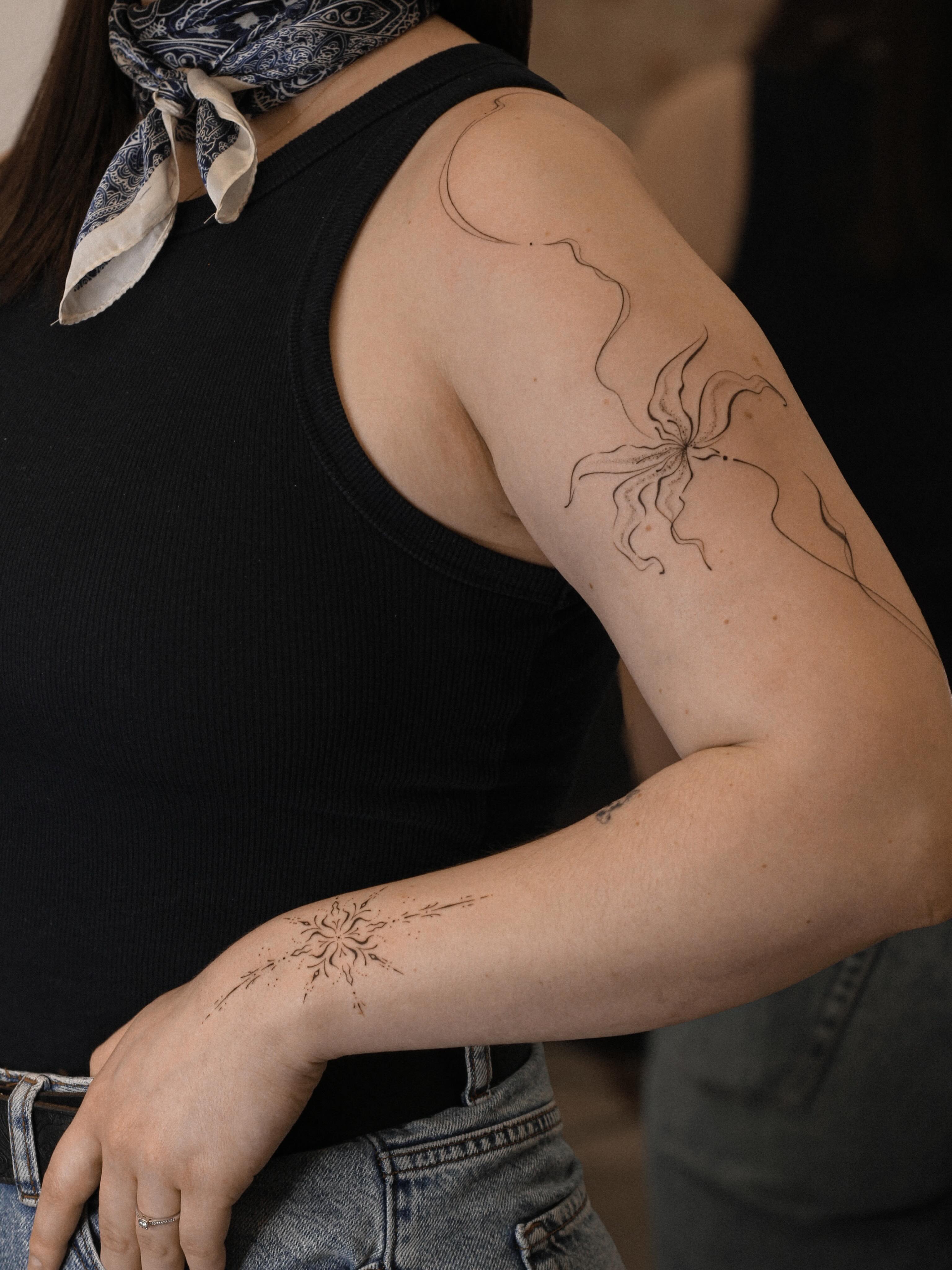 Flowers & Ornaments always a good match✨
#tattoovilnius #vilniustattoo #vilnius #fineline #eleganttattoo